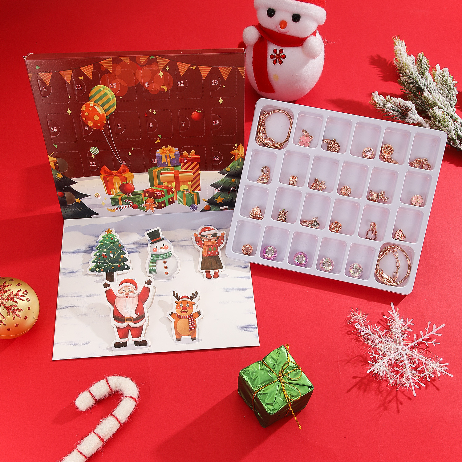 Weihnachtsszene mit Adventskalender, Schmuck, Schneemann, Weihnachtsmann, Geschenken, Schneeflocke, Zuckerstange und rotem Hintergrund.