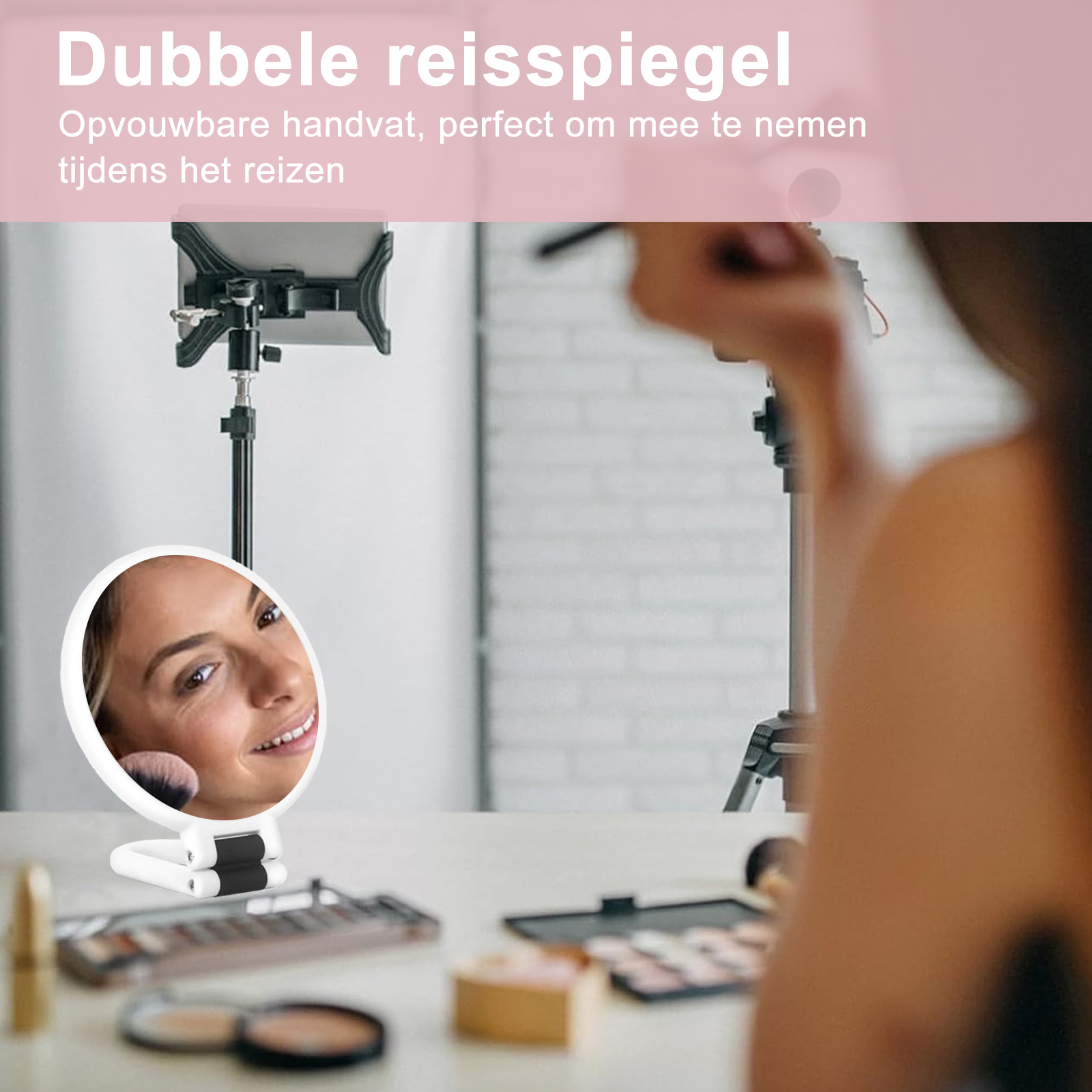 Eine Frau trägt Make-up auf, gespiegelt in einem Reisespiegel. Produkte auf einem Tisch. Hintergrund ist hell.