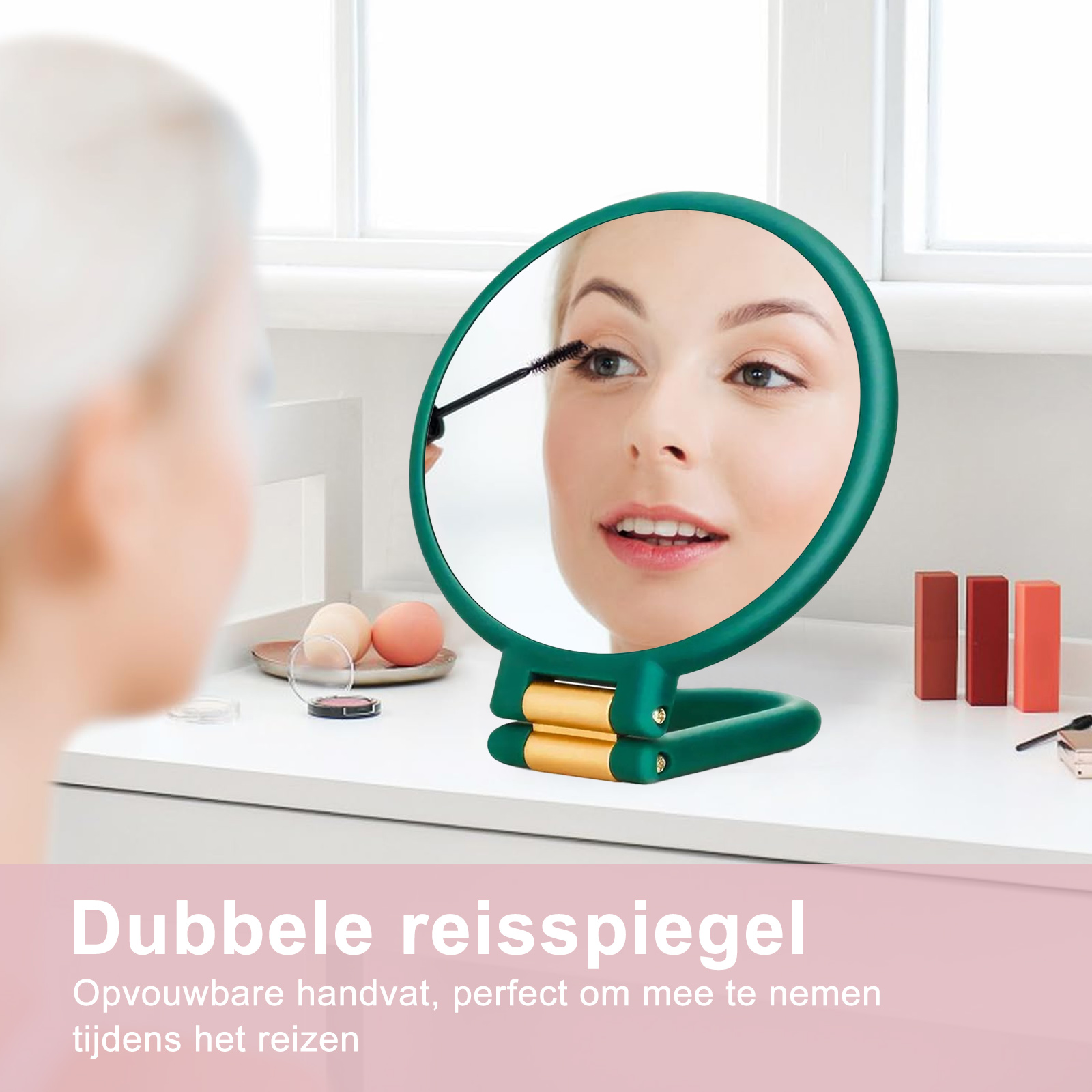 Eine Frau trägt Mascara in einem grünen, zusammenklappbaren Spiegel auf einem weißen Tisch auf. Make-up-Artikel und ein Fenster sind im Hintergrund.