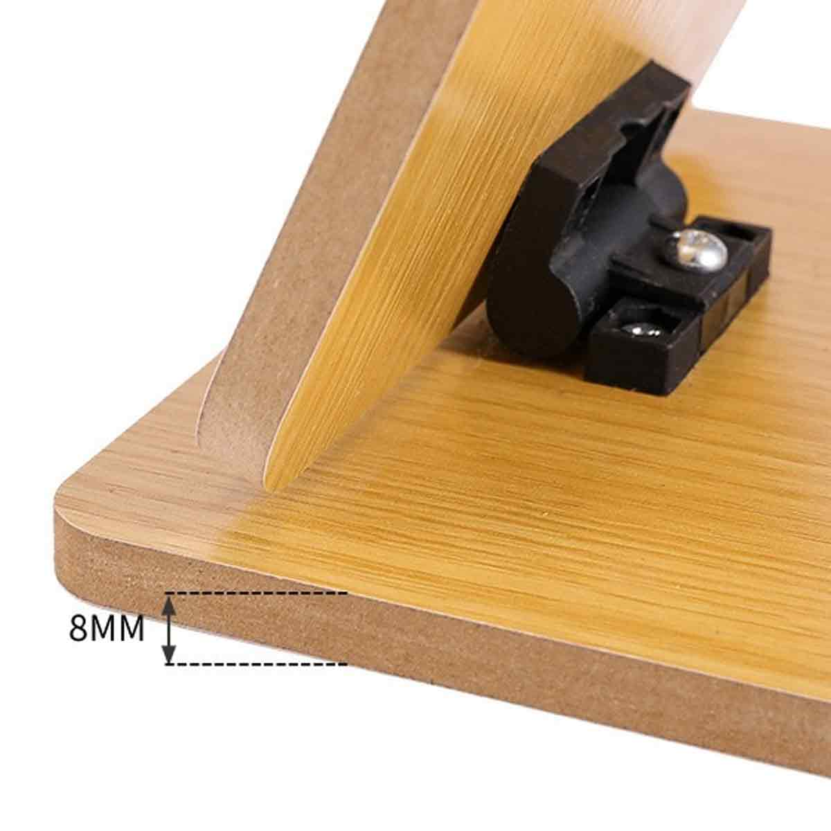 Nahaufnahme eines hölzernen Buchständers. Er hat ein schwarzes Scharnier, und der Rand zeigt eine Dicke von 8 mm.