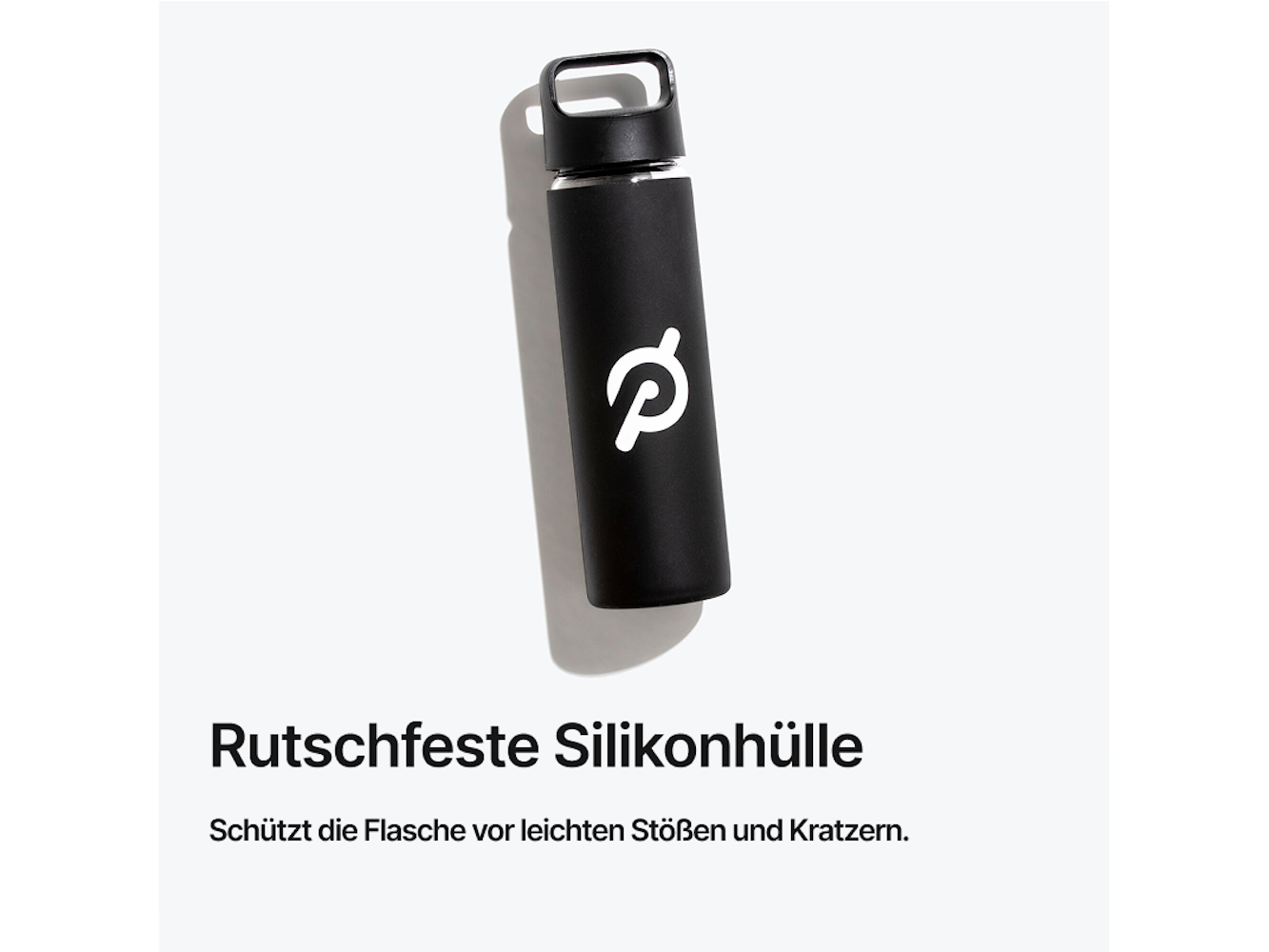 Eine schwarze Peloton-Wasserflasche mit weißem Logo. Sie hat einen schwarzen Griff und befindet sich auf weißem Hintergrund.