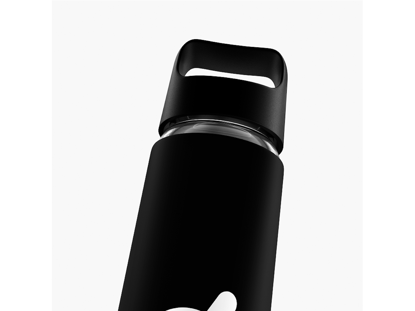 Eine schwarze Wasserflasche mit Henkel. Die Flasche hat eine schwarze Hülle und einen klaren Glasteil, vor weißem Hintergrund.