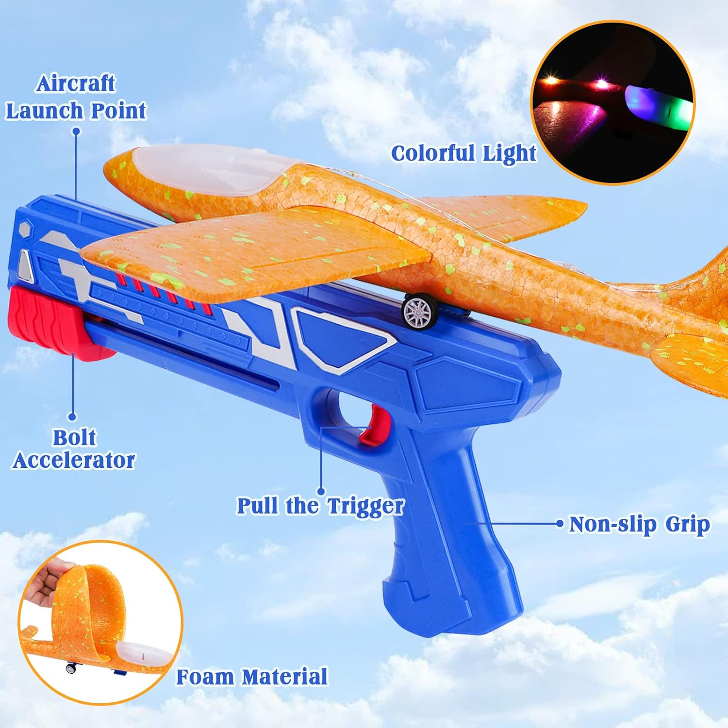 Ein orangefarbenes und blaues Spielzeugflugzeug und -werfer vor blauem Himmel. Das Flugzeug hat bunte Lichter und Schaumstoff.