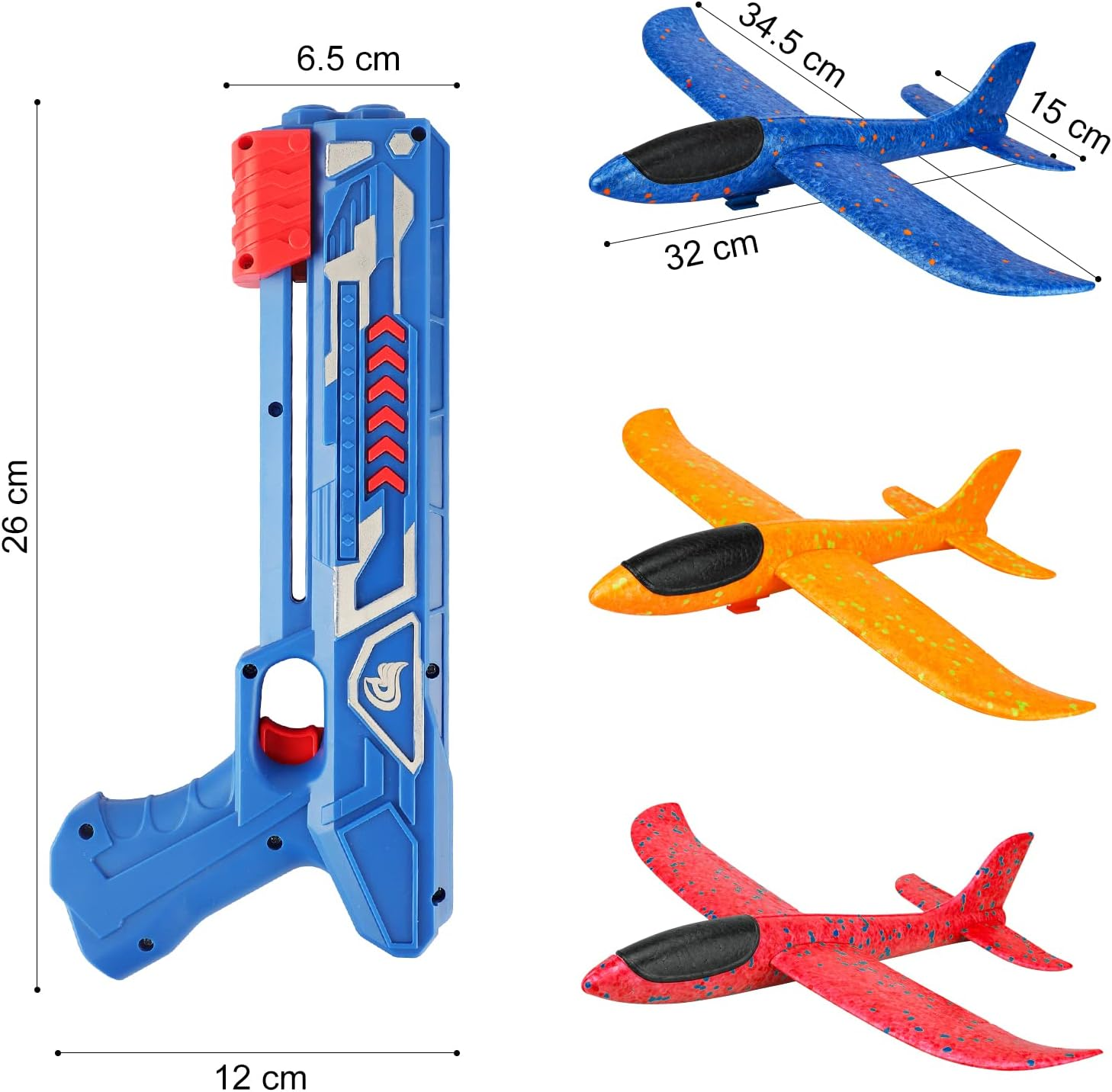 Eine blaue Spielzeugpistole und drei Spielzeugflugzeuge in Blau, Orange und Rot. Abmessungen sind auf der Pistole und einem Flugzeug angegeben.