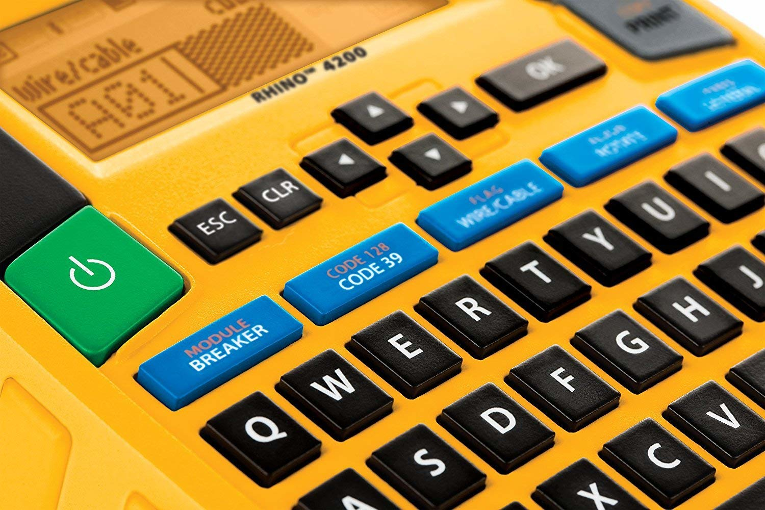 Żółta etykieciarka Rhino 4200 z czarnymi i niebieskimi klawiszami. Pokazuje wprowadzanie tekstu i klawisze funkcyjne, jak 'Wire/Cable' i włącznik.