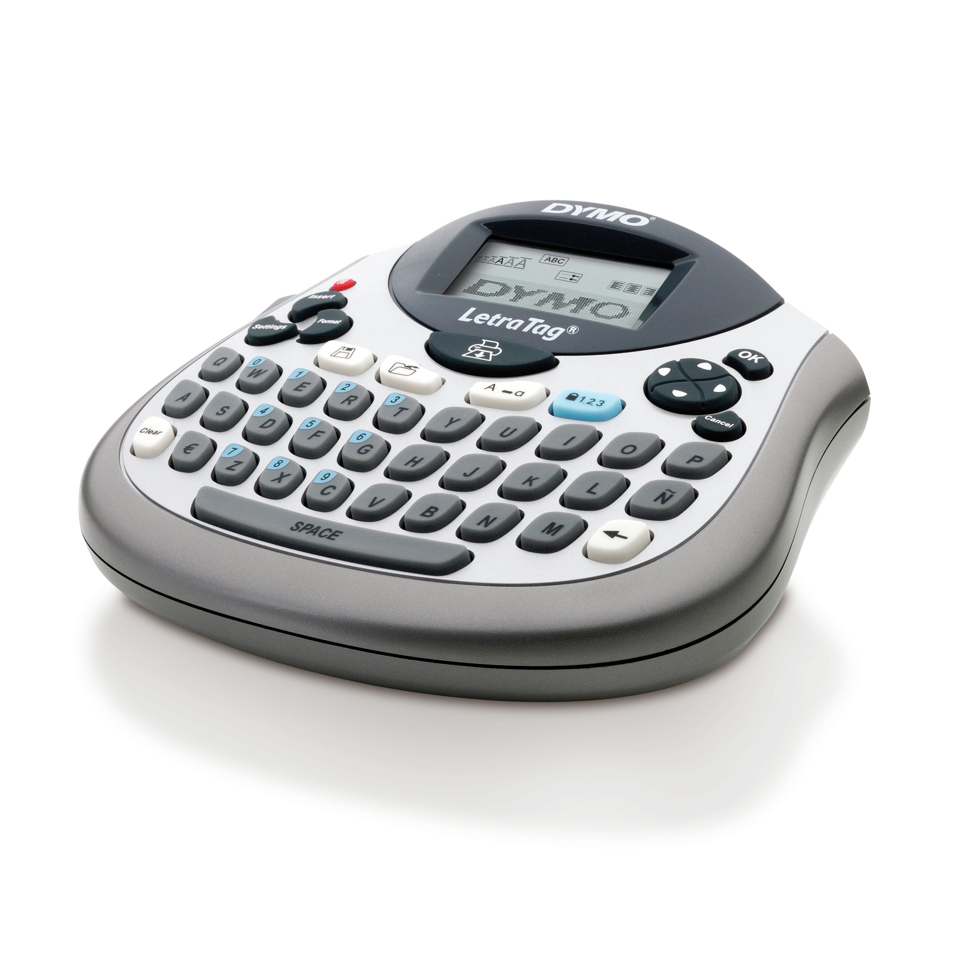 Ein graues und weißes Dymo LetraTag-Etikettiergerät auf einer weißen Oberfläche, mit Tastatur und Display.