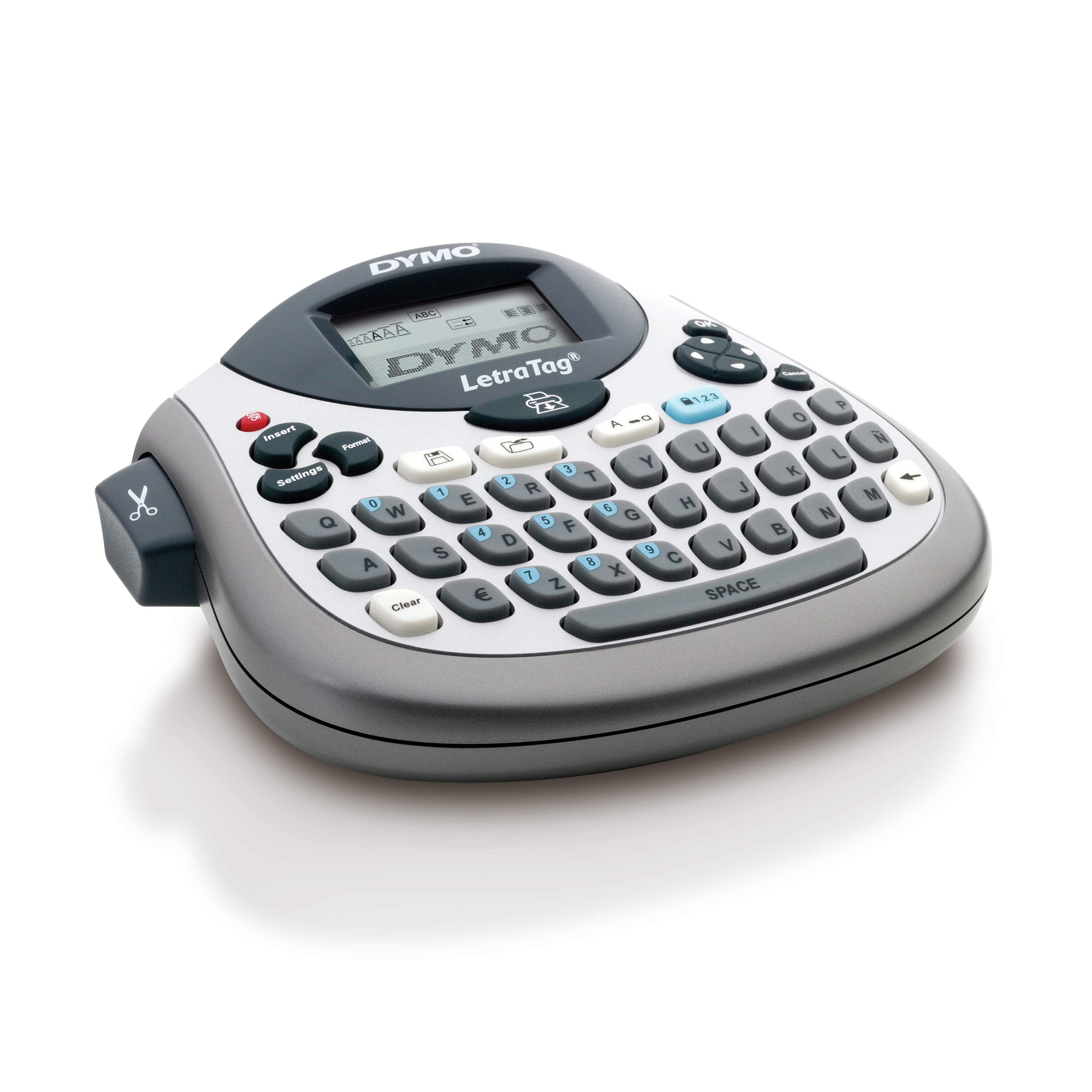 Ein Dymo LetraTag Etikettendrucker. Er hat eine Tastatur, einen Bildschirm und Knöpfe. Grau und Weiß dominieren das Gerät.