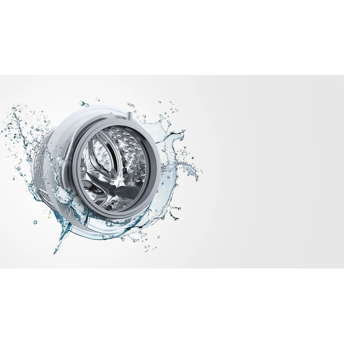 Un cestello della lavatrice con acqua che schizza intorno, su sfondo bianco. Il cestello è argentato e l'acqua trasparente.