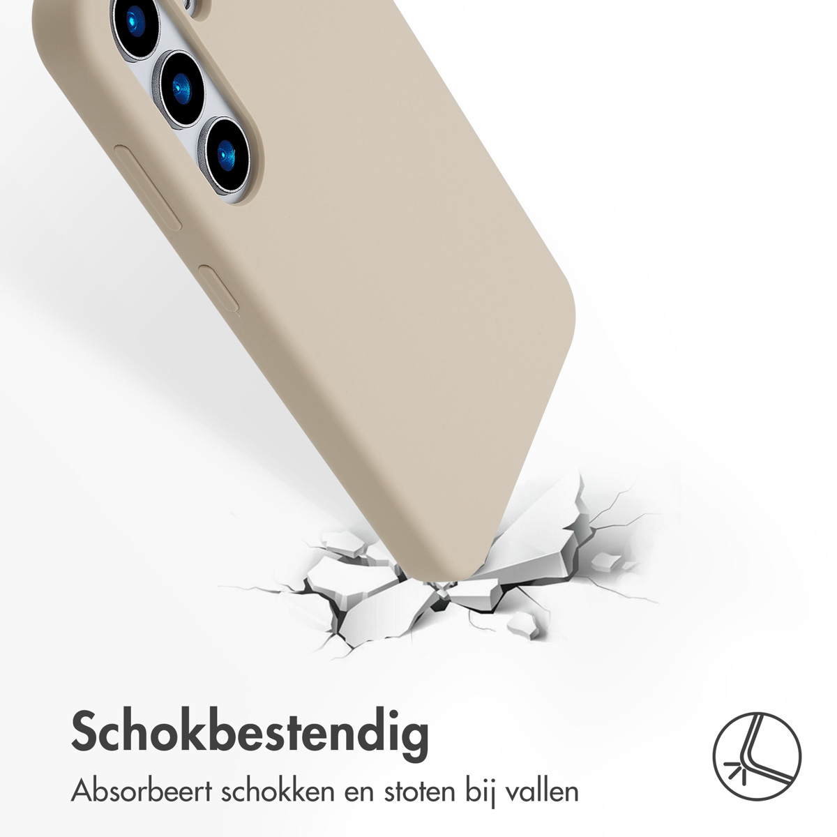 Eine beige Handyhülle, die auf eine Oberfläche trifft und sie aufbricht. Die Hülle hat drei Kameralinsen. Text: 'Schokbestendig'.