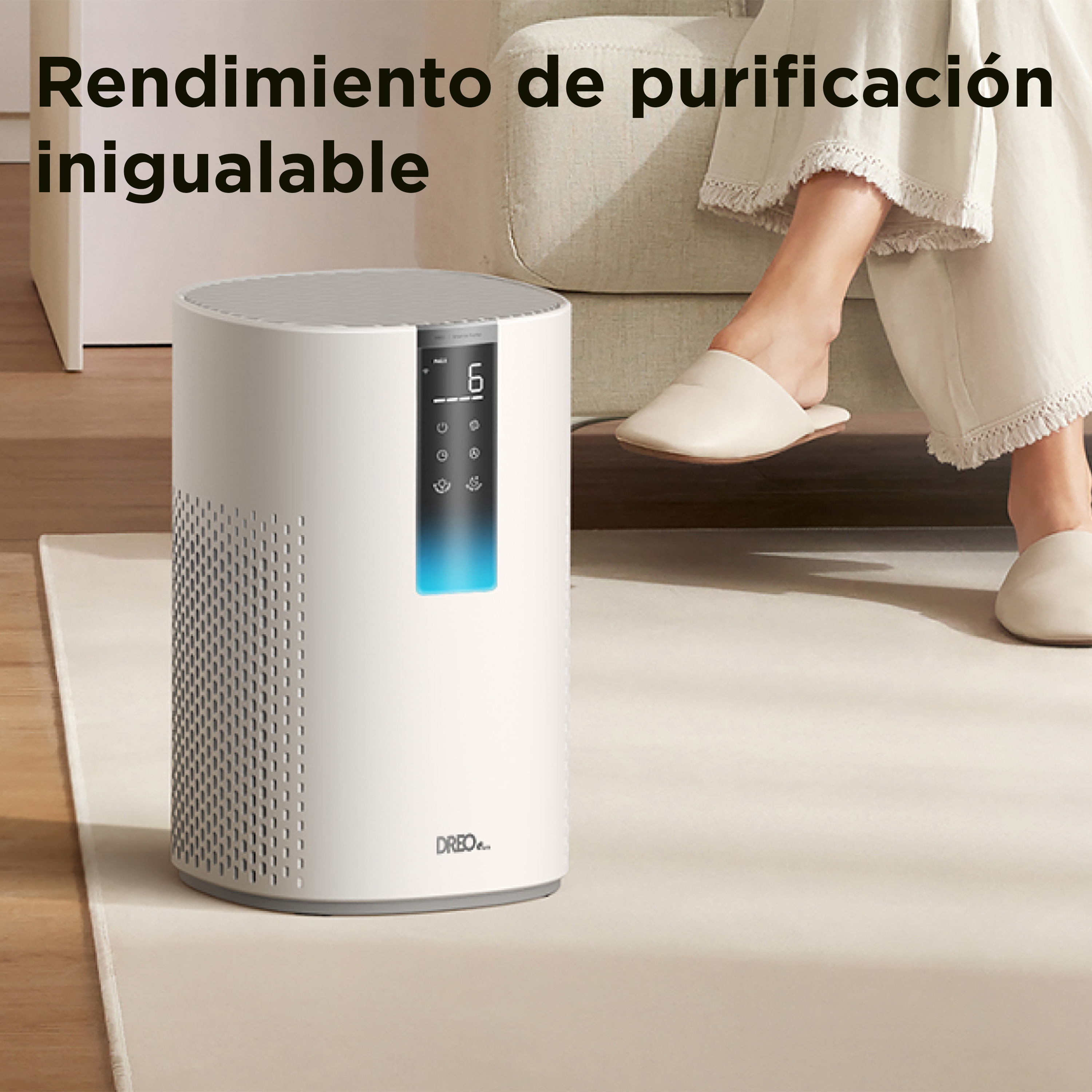 Purificatore d'aria bianco su un tappeto, vicino ai piedi di una persona con le pantofole. Testo: 'Rendimiento de purificación inigualable'.