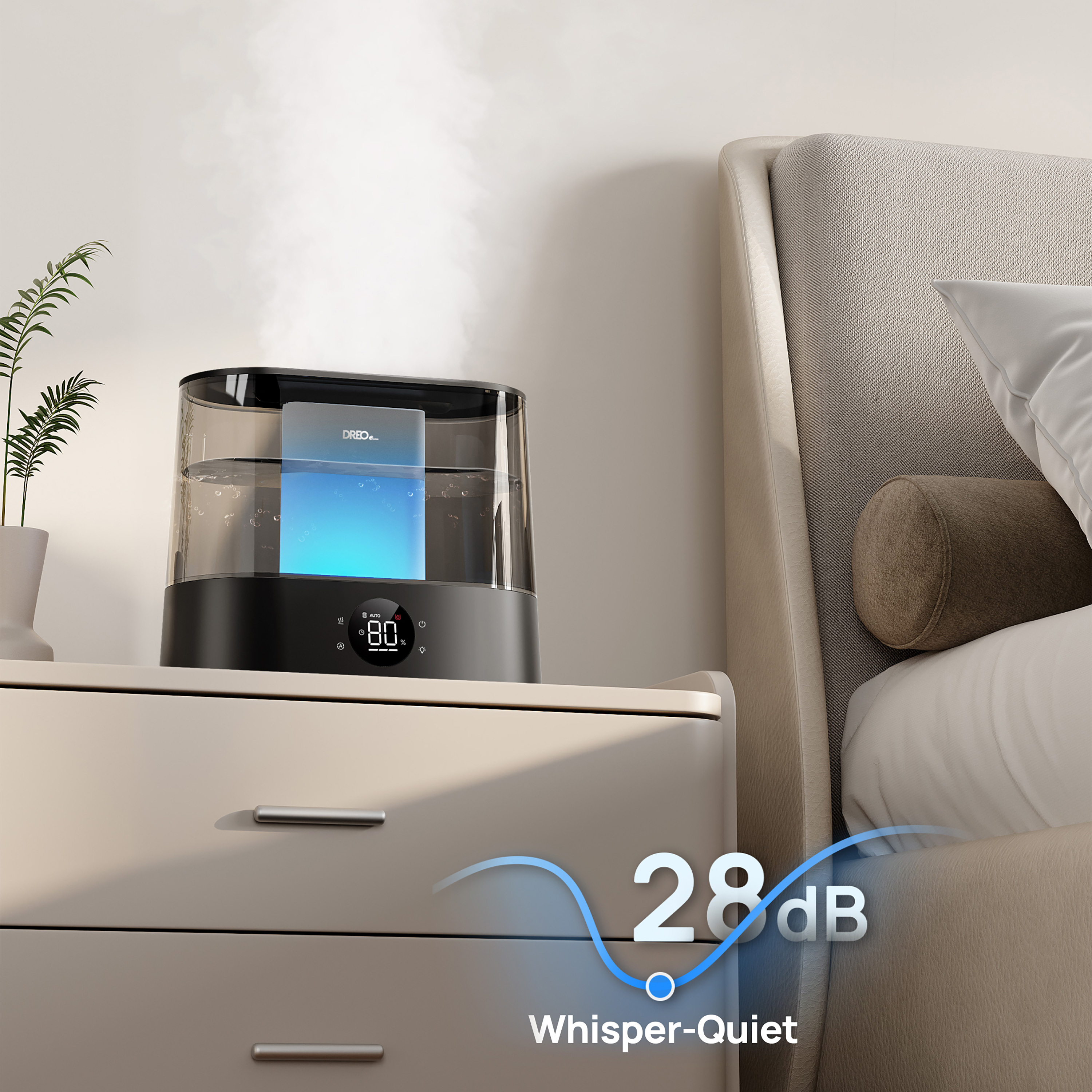 Un humidificador en una mesita de noche, junto a una cama. El humidificador es negro y transparente. La pantalla muestra 80%. La escena es silenciosa.