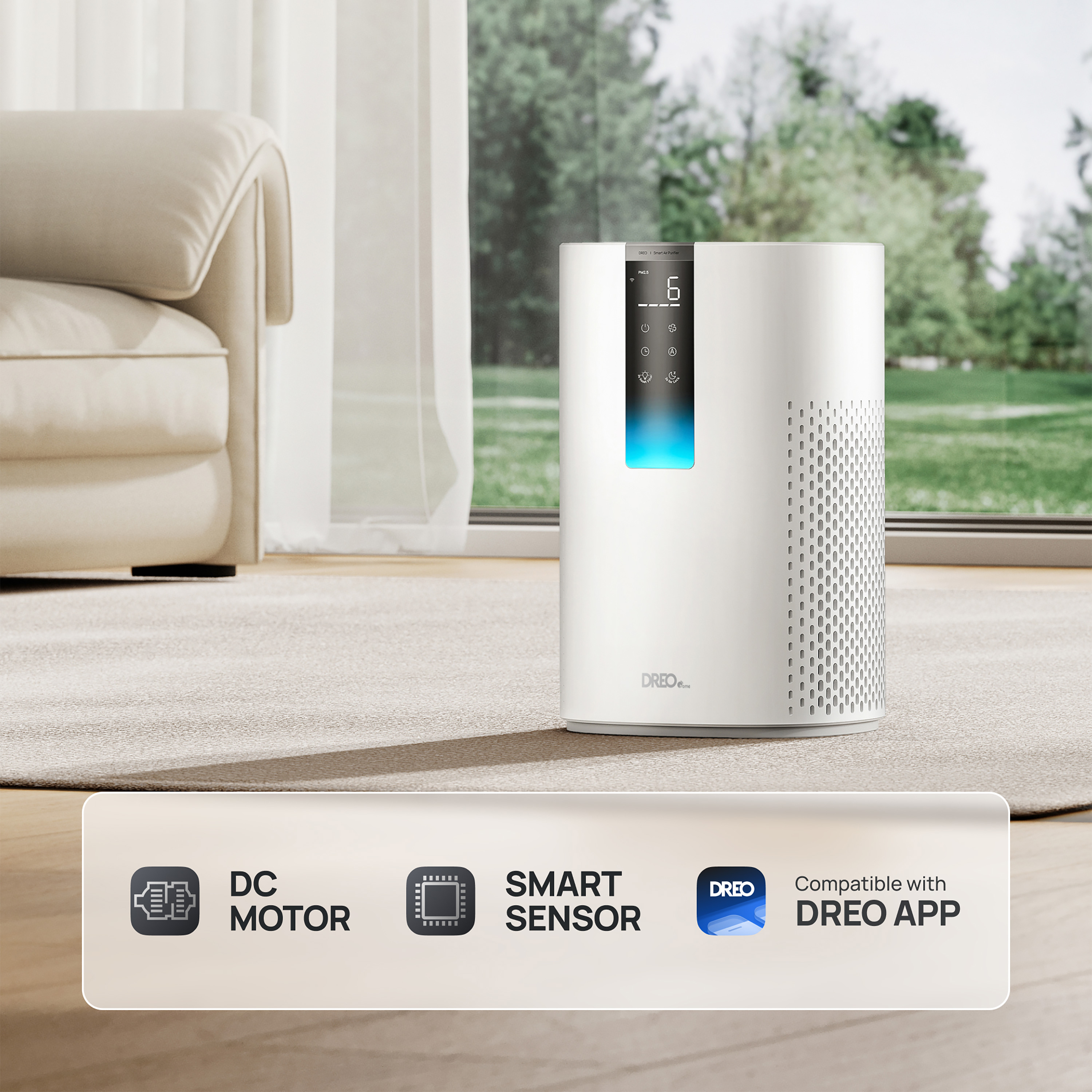 Un purificatore d'aria bianco su un tappeto. Un divano a sinistra. Icone per motore CC, sensore intelligente e compatibilità con l'app.