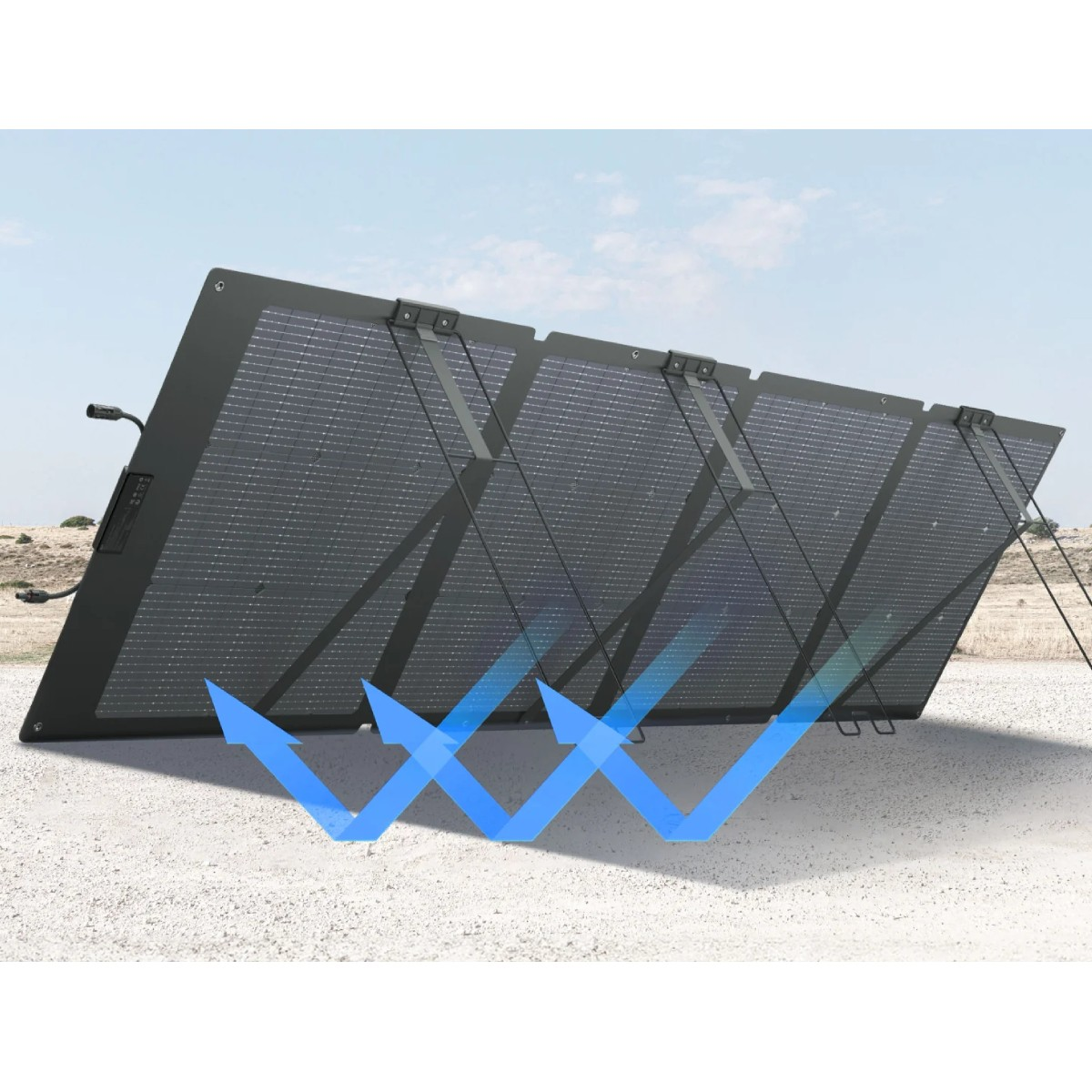 Un panel solar plegable se instala al aire libre. Flechas azules indican el flujo de energía. El fondo muestra un cielo y un paisaje seco.