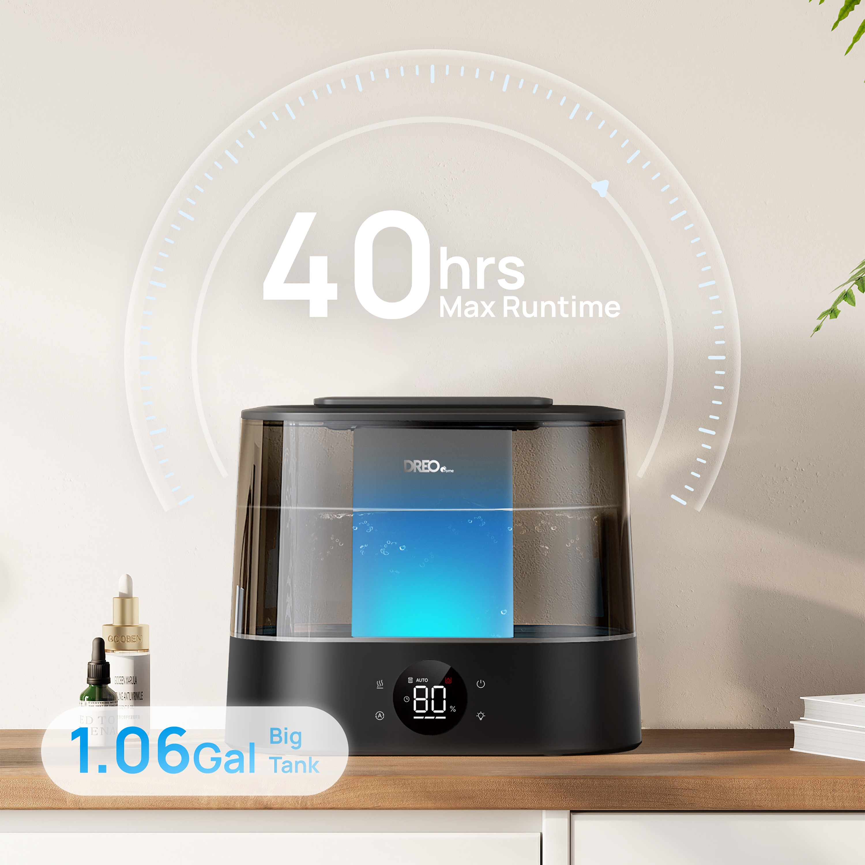 Un humidificador negro con un tanque de agua está sobre una estantería de madera. La imagen muestra 40 horas de tiempo de ejecución máximo y un tanque grande de 1,06 galones.