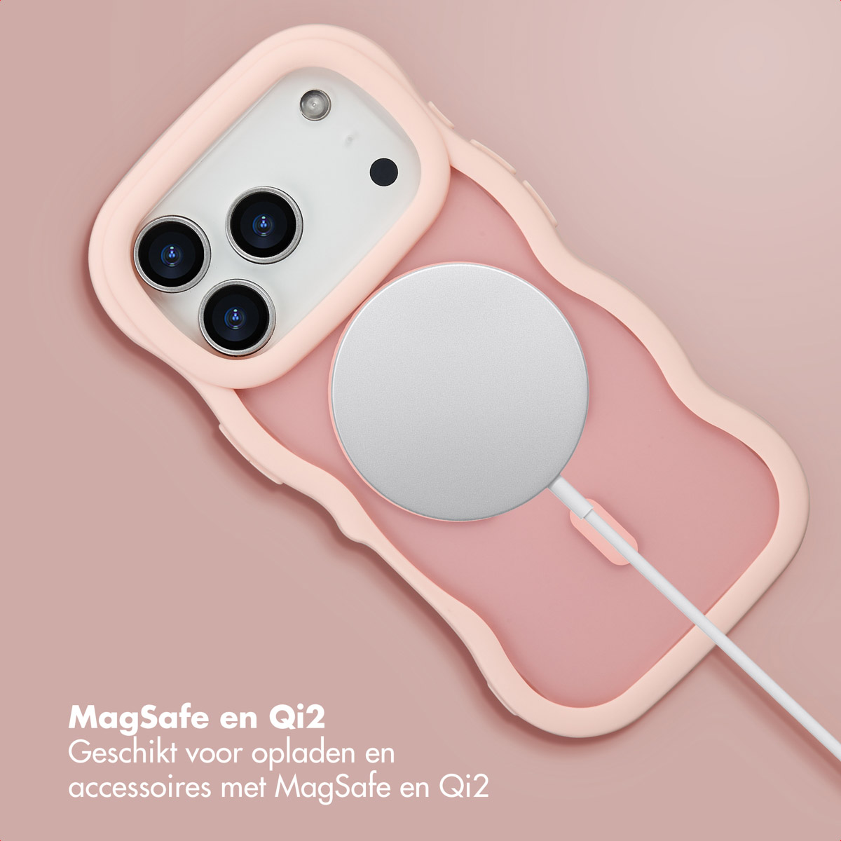 Een roze telefoonhoesje met een zilveren oplaadschijf. De hoes zit op een roze achtergrond. Tekst: MagSafe en Qi2.