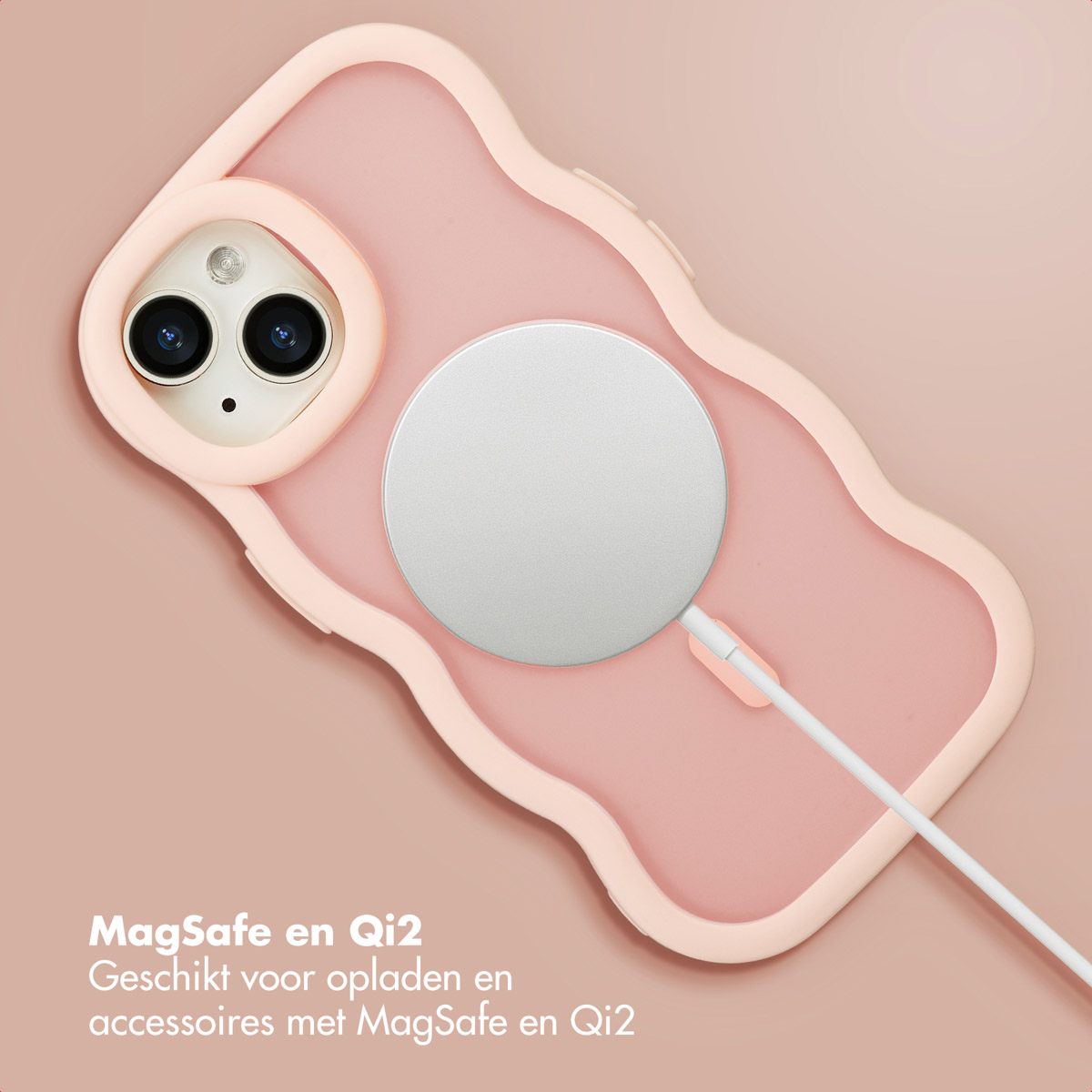 A pink phone case with a MagSafe charger attached. The case is on a peach background. Text below the case says 'MagSafe en Qi2'.