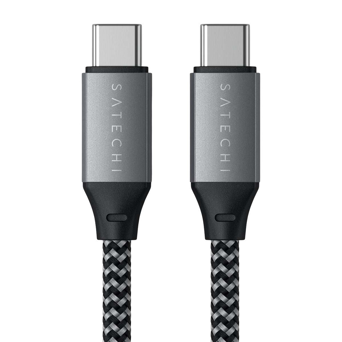 Due cavi USB-C Satechi. Ognuno ha un connettore argentato, corpo grigio con il marchio e un cavo intrecciato nero e grigio.