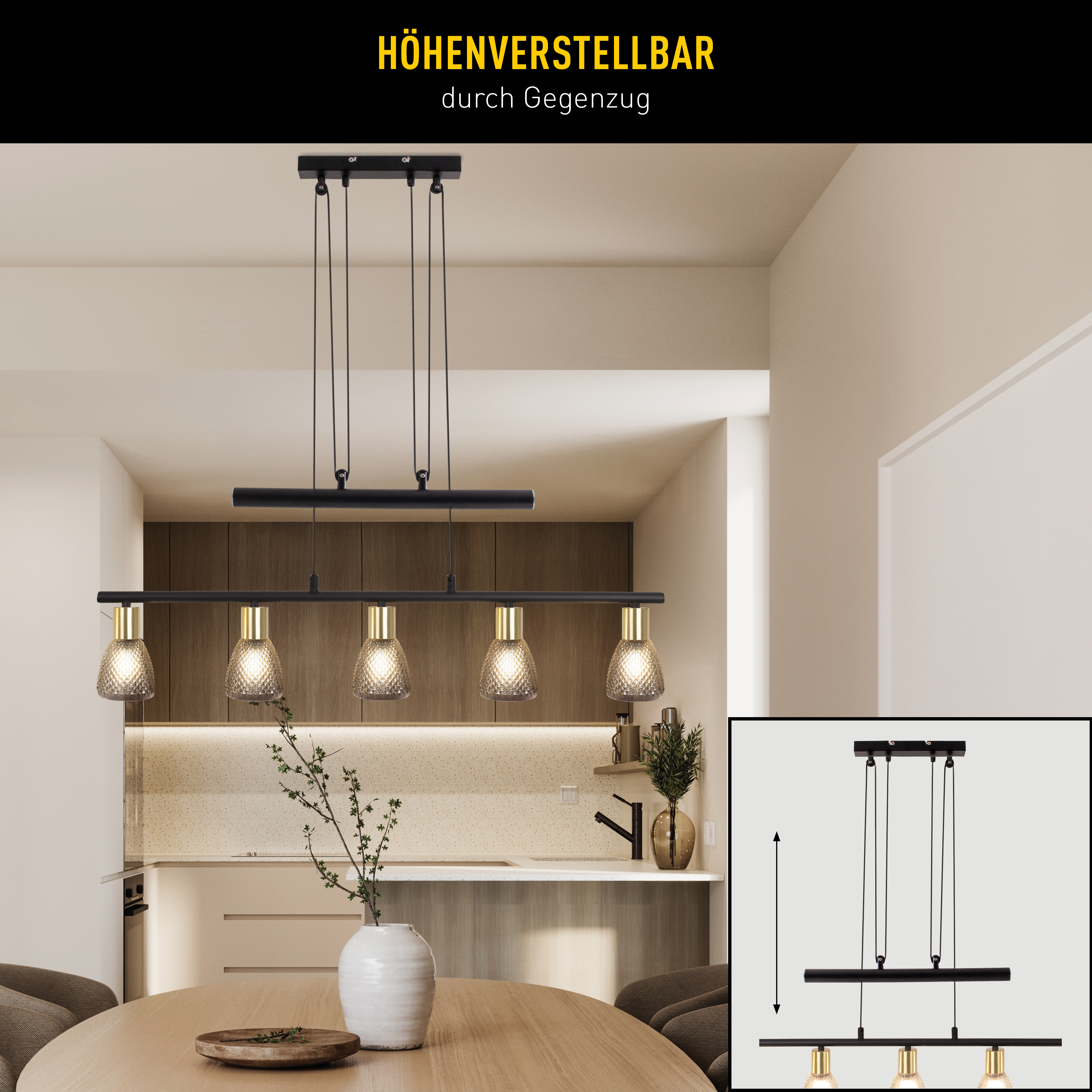Eine moderne Pendelleuchte mit fünf Lampen. Sie hängt über einem Holztisch in einem Esszimmer.