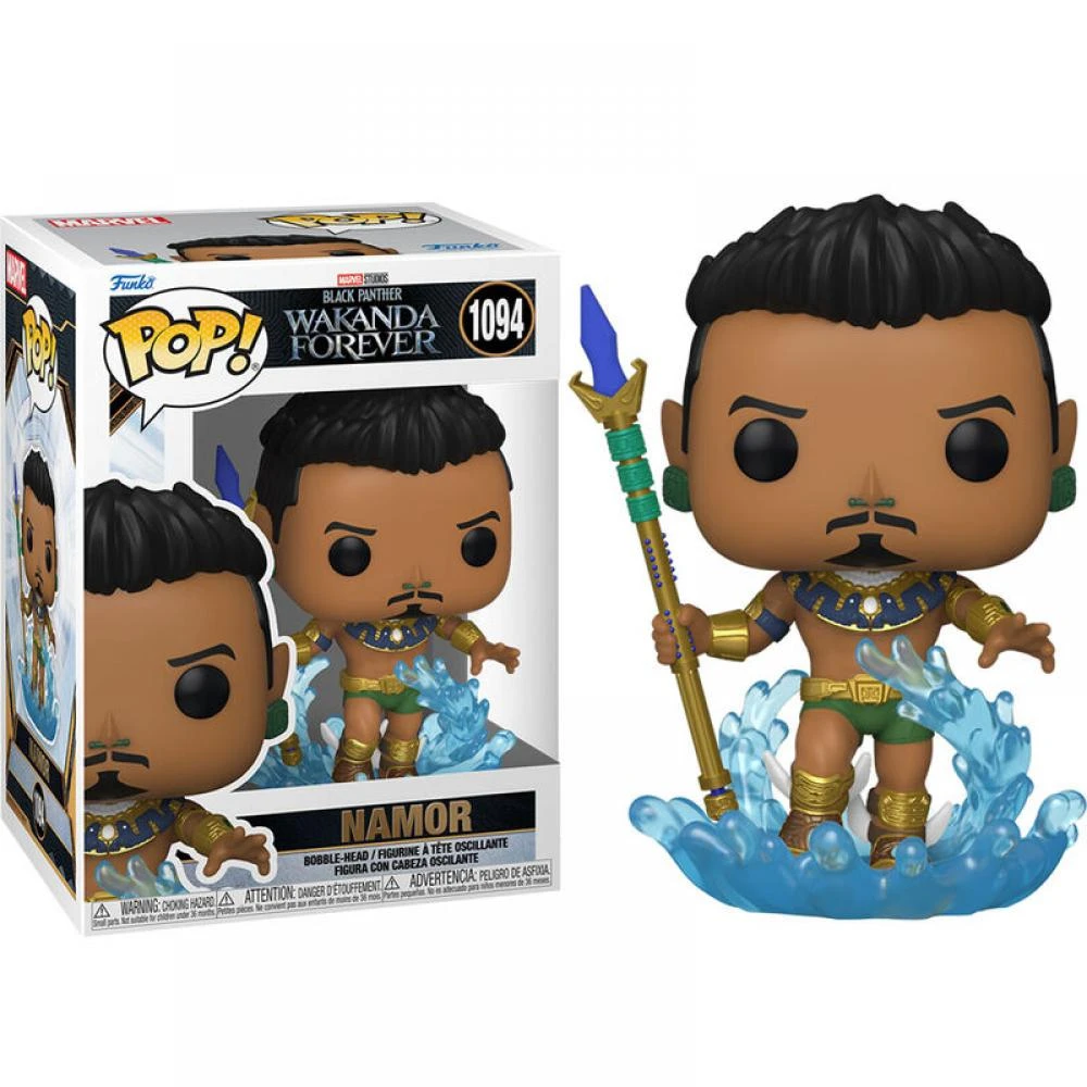 Una figura de Funko Pop de Namor. Se para sobre agua azul, sosteniendo un bastón. La caja está a la izquierda.