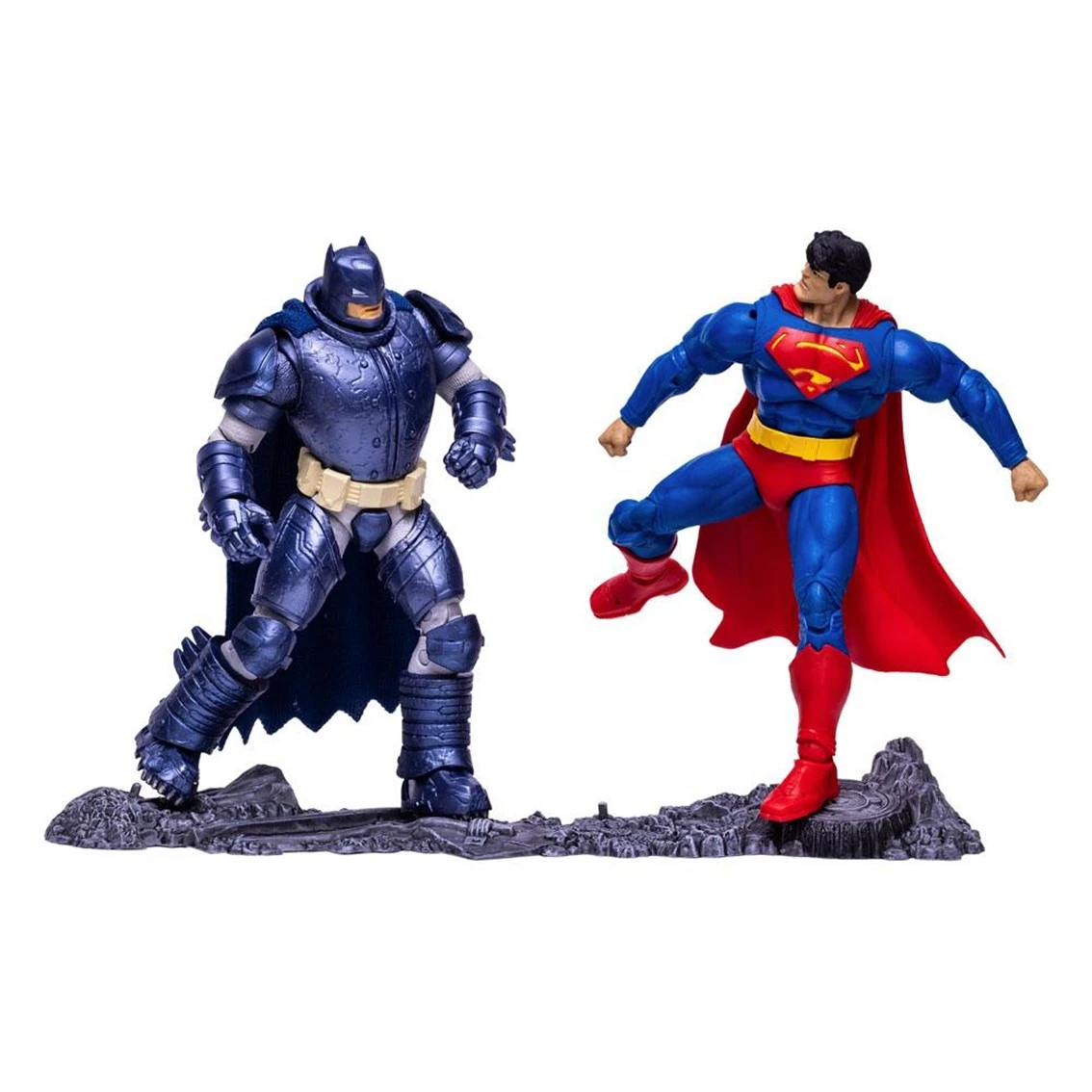 Zwei Actionfiguren: Batman in dunkler Rüstung und Superman in blauem Anzug und rotem Umhang stehen auf grauer Basis, kampfbereit.