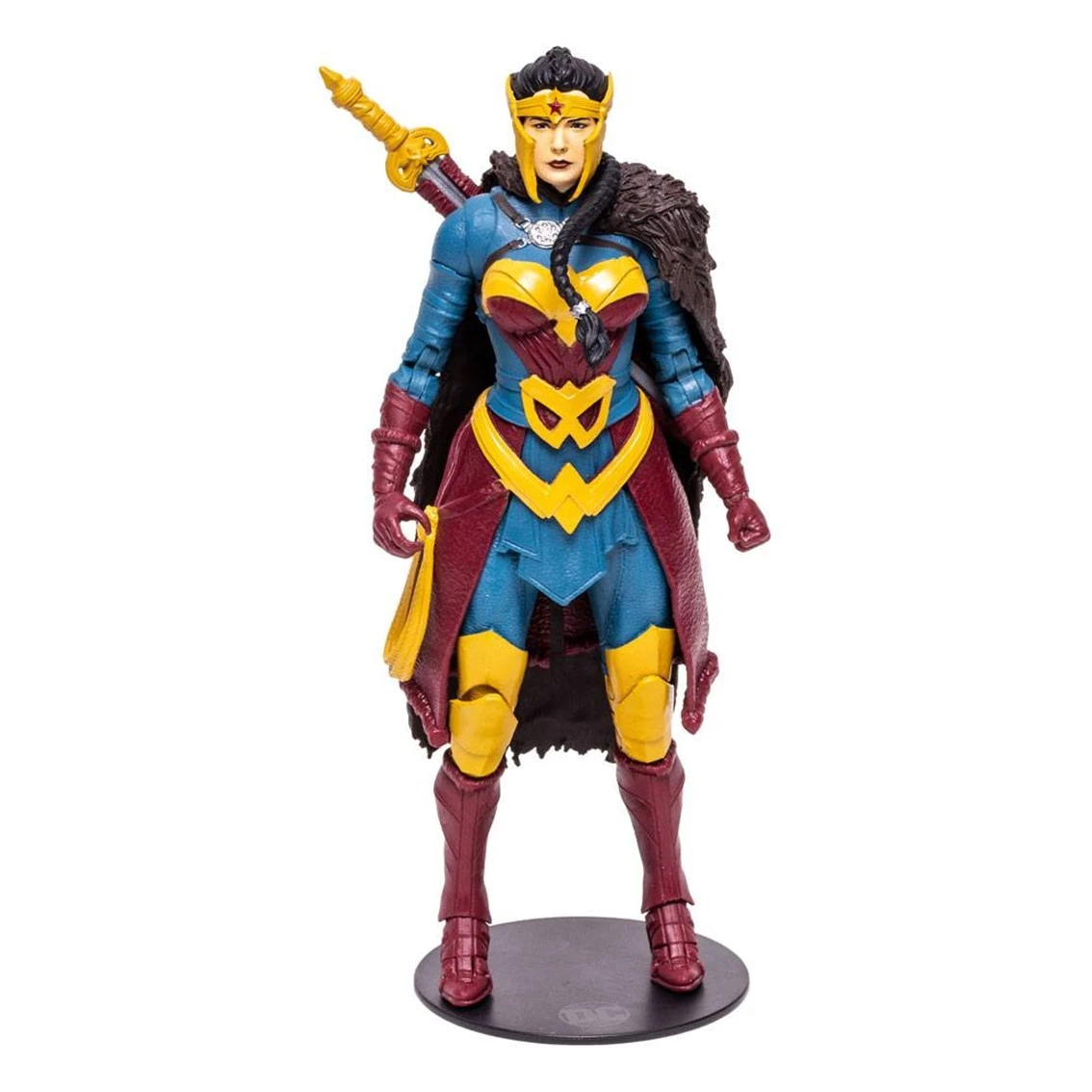 La figura de acción de la Mujer Maravilla se encuentra sobre una base negra. Lleva un traje azul, amarillo y rojo, y una espada en la espalda.