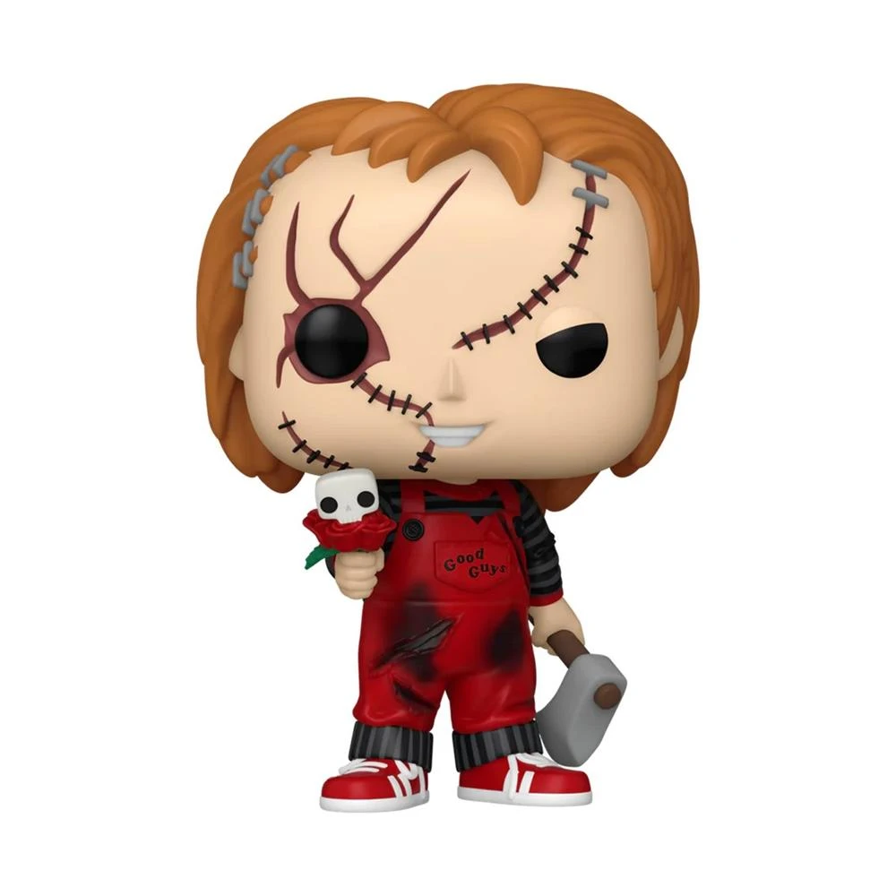 Muñeco Chucky, sosteniendo una calavera-rosa y un martillo. Viste un mono rojo, con la cara cosida. El fondo es blanco.