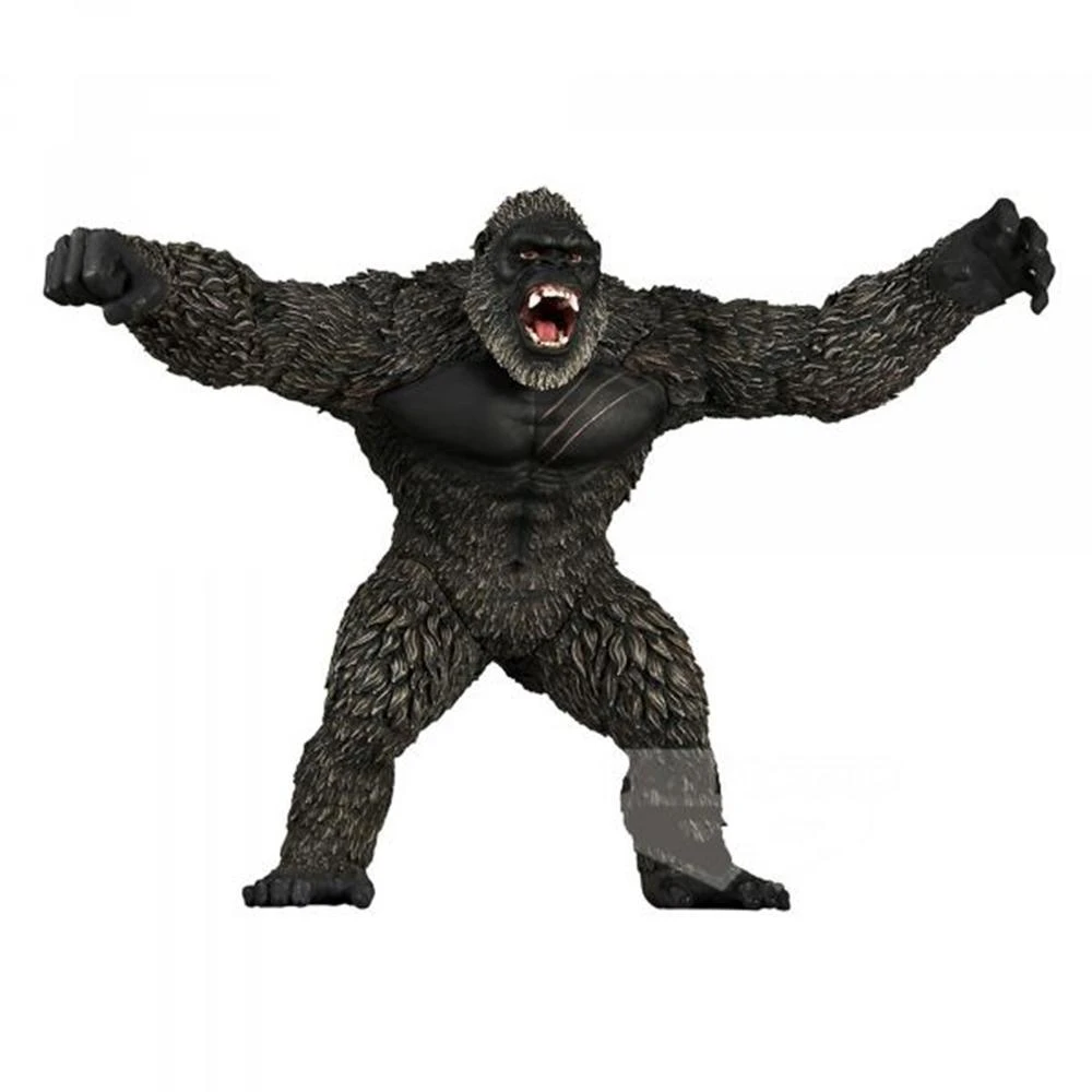 Eine Gorilla-Statue steht mit ausgestreckten Armen und offenem Mund da. Sie hat dunkles Fell, eine schwarze Brust und steht vor weißem Hintergrund.