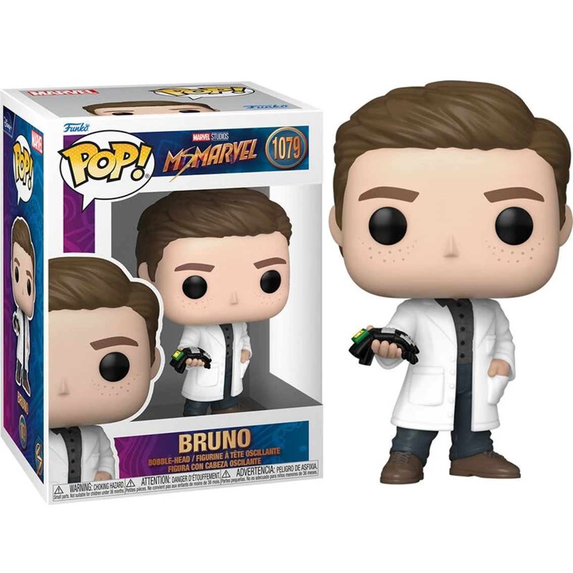 Una statuetta Funko Pop di Bruno di Ms. Marvel, con in mano un dispositivo. Indossa un camice bianco ed è in piedi accanto alla scatola della statuetta.