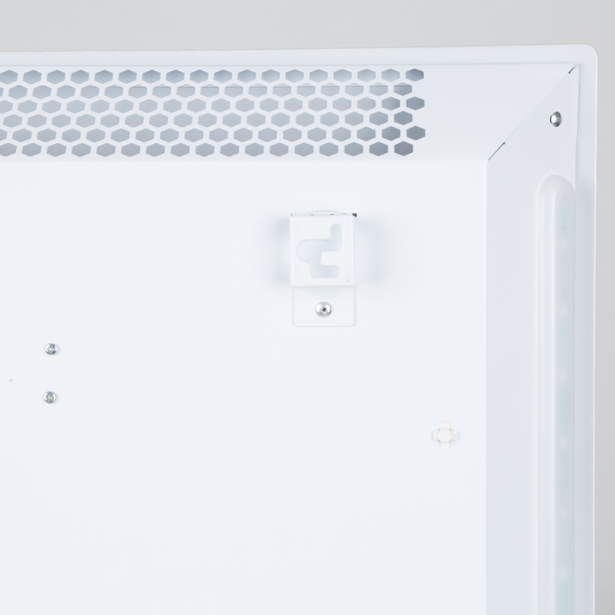Panel metálico blanco con ventilación de panal, soporte de montaje, tornillos y un pequeño clip de plástico sobre fondo blanco.