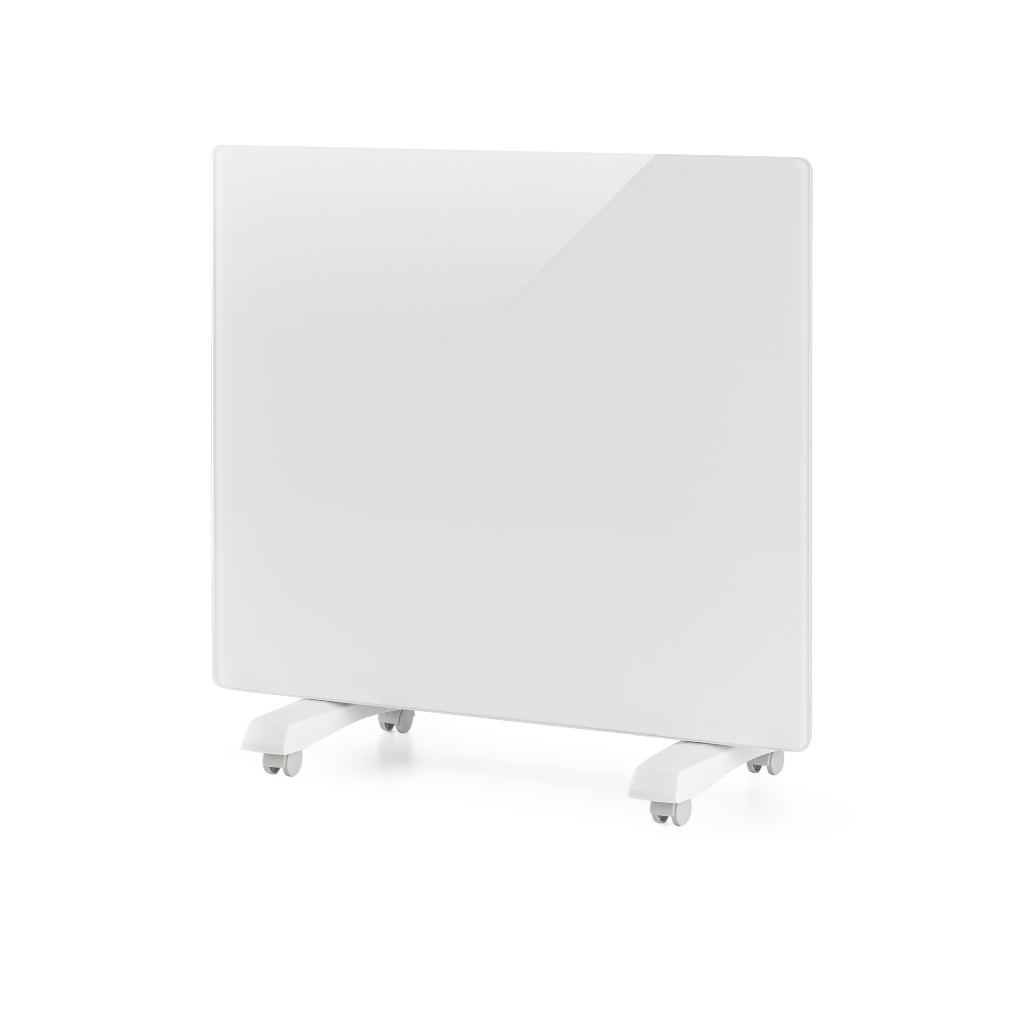 Ein weißer Elektroheizer auf Rädern vor weißem Hintergrund. Der Heizer ist rechteckig.