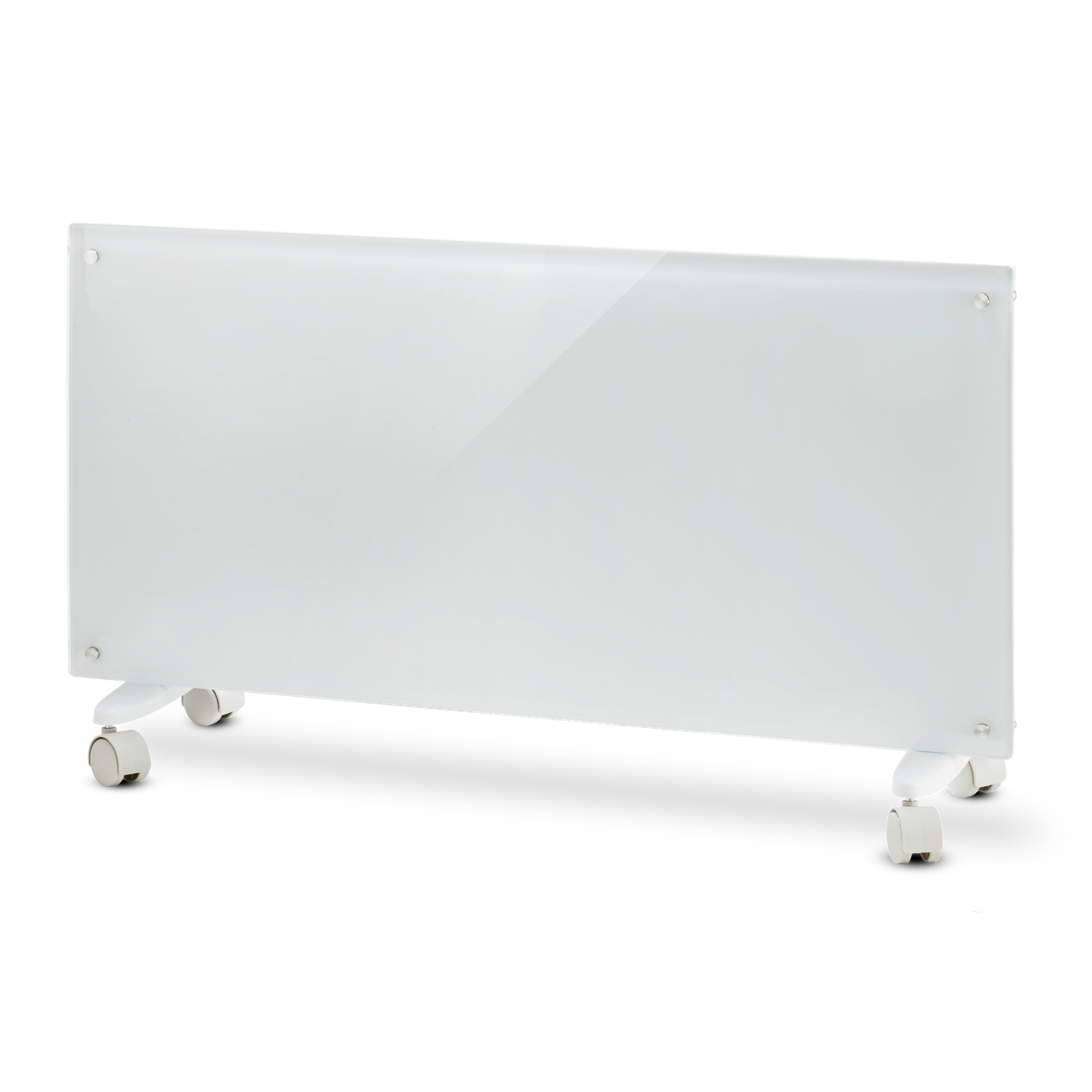 Un calefactor de panel de vidrio blanco sobre ruedas pequeñas. Tiene una superficie reflectante y un fondo blanco.