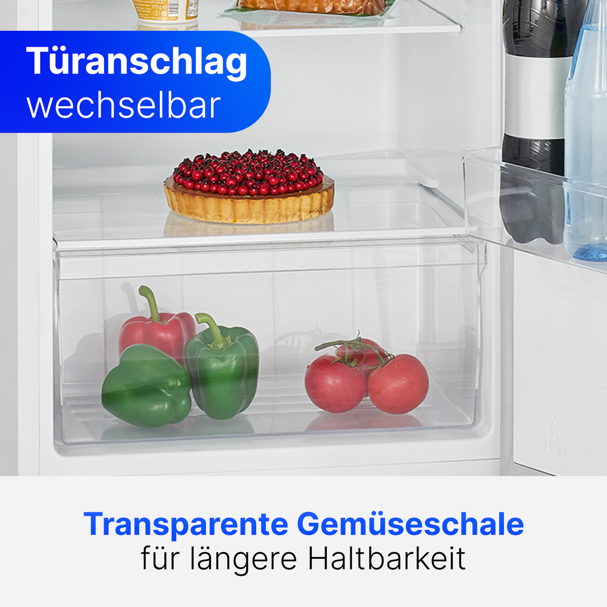 Im Kühlschrank: ein Obstkuchen, Gemüse in einer Schublade (Paprika, Tomaten) und Flaschen.
