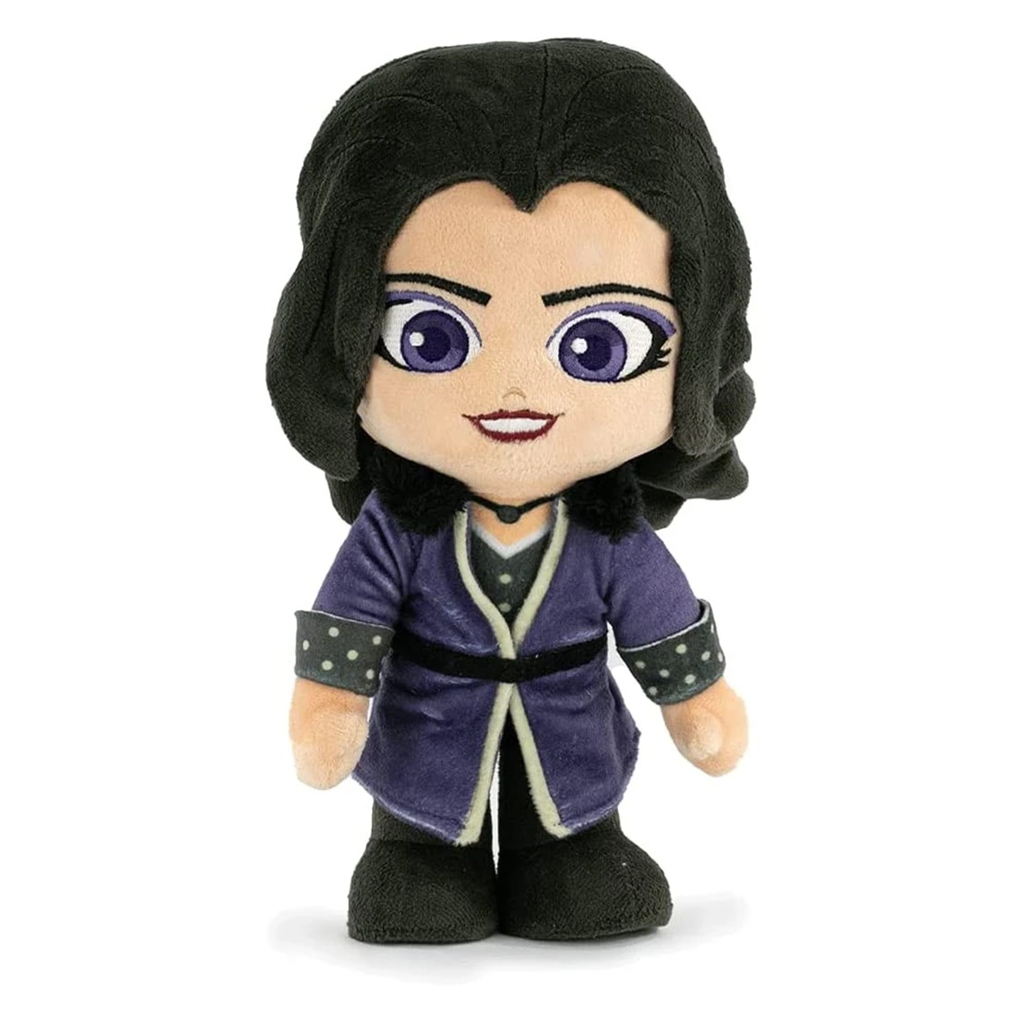 Eine Plüschpuppe einer Figur mit schwarzen Haaren, lila Augen und einem lila Mantel. Die Puppe hat einen schwarzen Halsband und schwarze Stiefel.