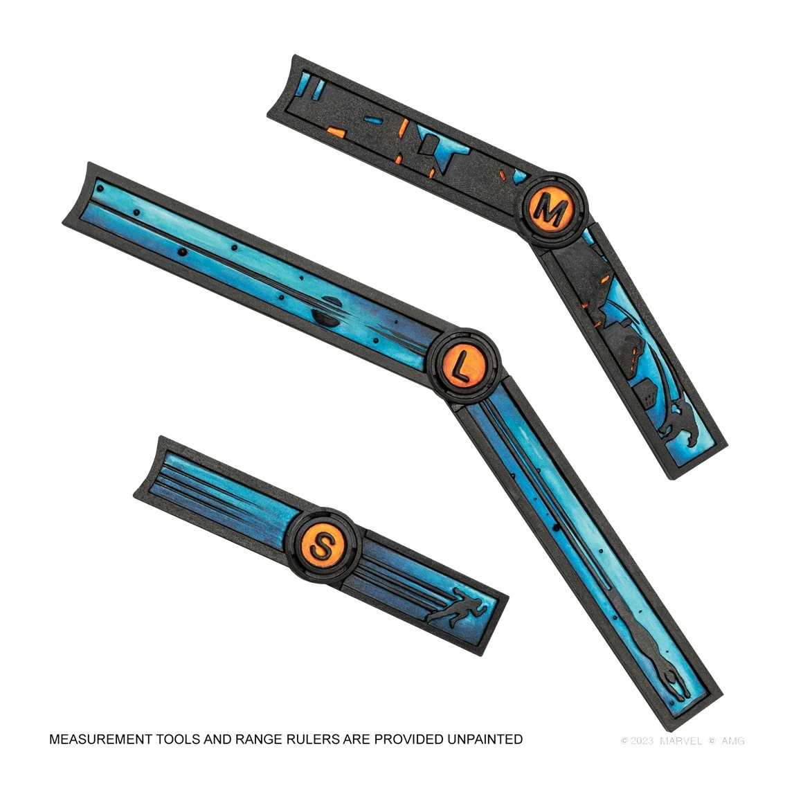 Tres herramientas de medición negras y azules. Cada herramienta tiene una letra naranja: M, L y S. Las herramientas son angulares con un diseño único.