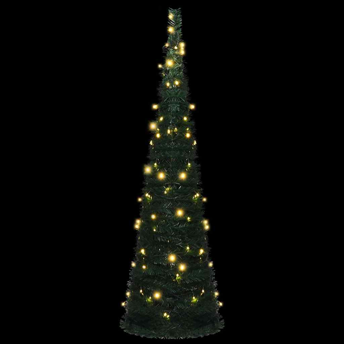 Ein dunkelgrüner Weihnachtsbaum mit warmgelben Lichtern. Der Baum ist hoch und konisch, vor schwarzem Hintergrund.