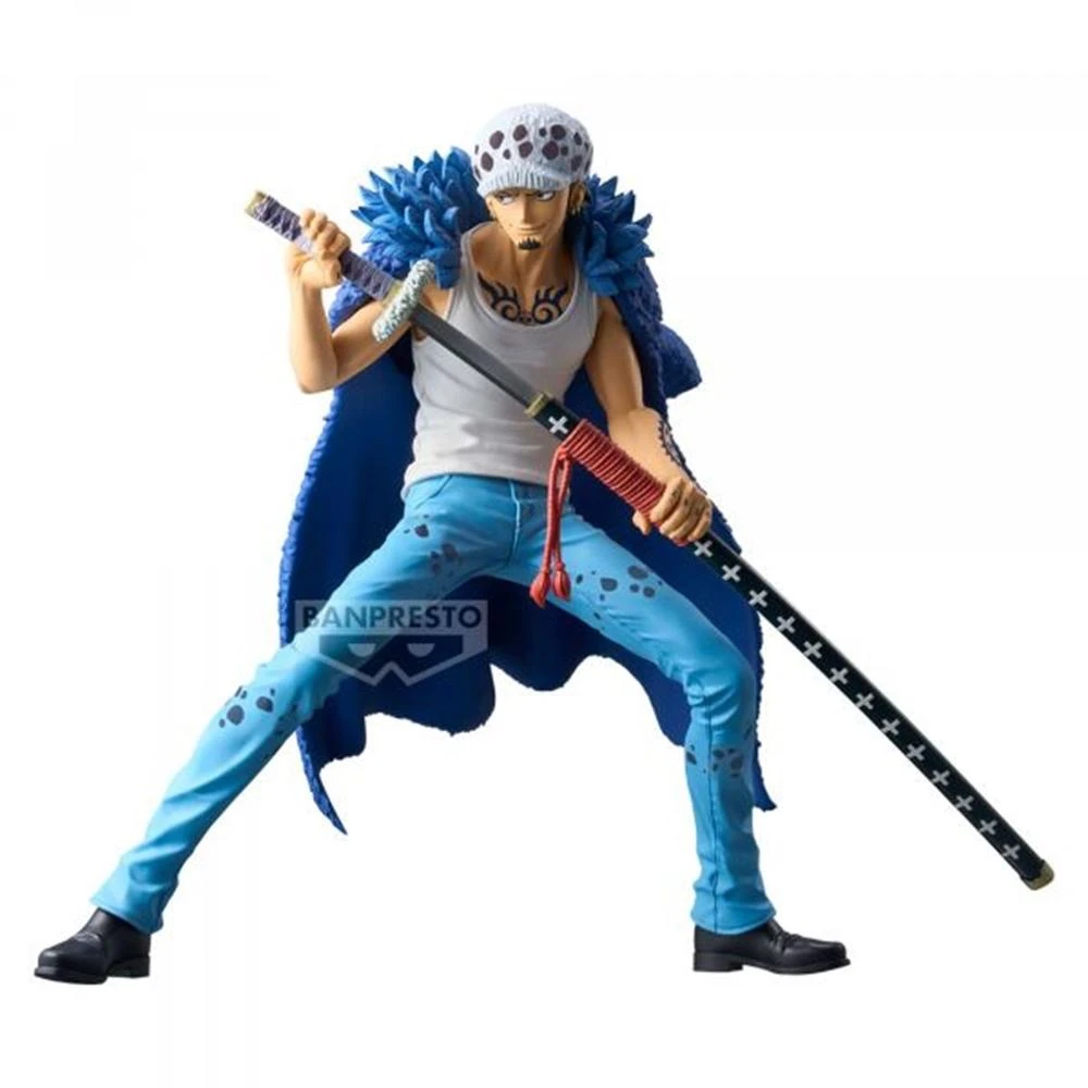Una figura de Trafalgar Law de One Piece, sosteniendo una espada. Lleva un sombrero, vaqueros azules, una camiseta sin mangas blanca y una capa azul.