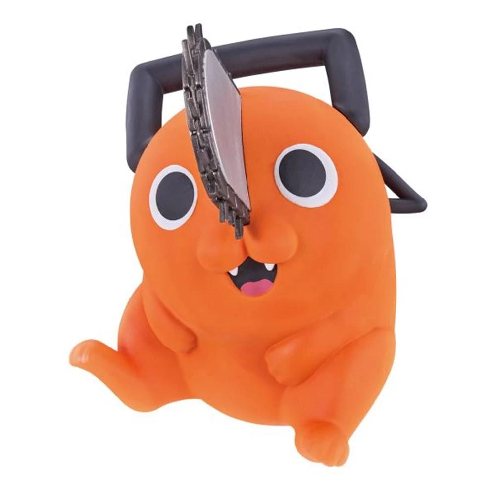 Una criatura naranja con una cabeza de motosierra. Tiene ojos negros grandes, boca sonriente con lengua rosa y un asa negra en la parte superior.