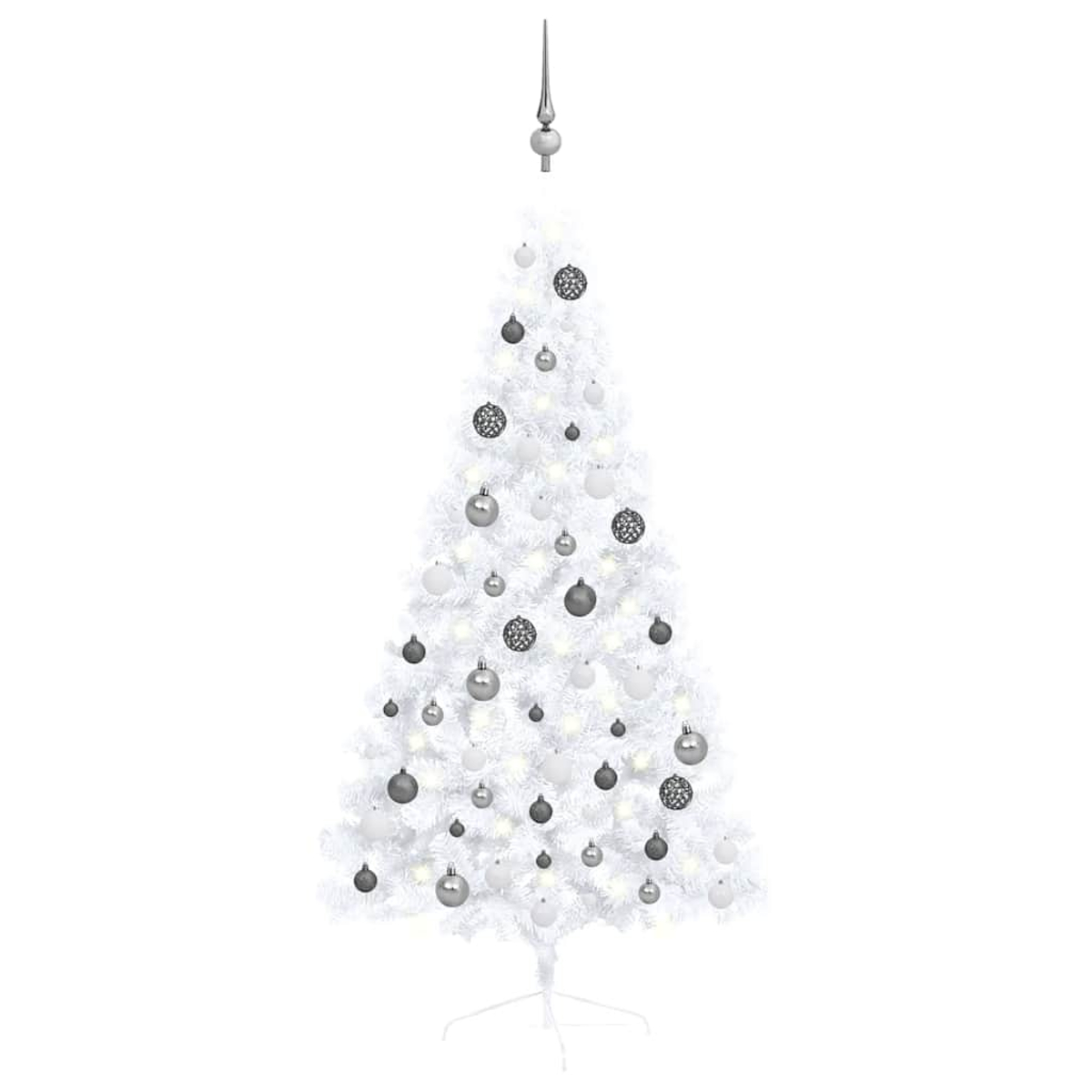 Ein weißer Weihnachtsbaum mit silbernen und weißen Ornamenten und einer silbernen Sternspitze. Der Baum steht auf einem weißen Ständer vor weißem Hintergrund.