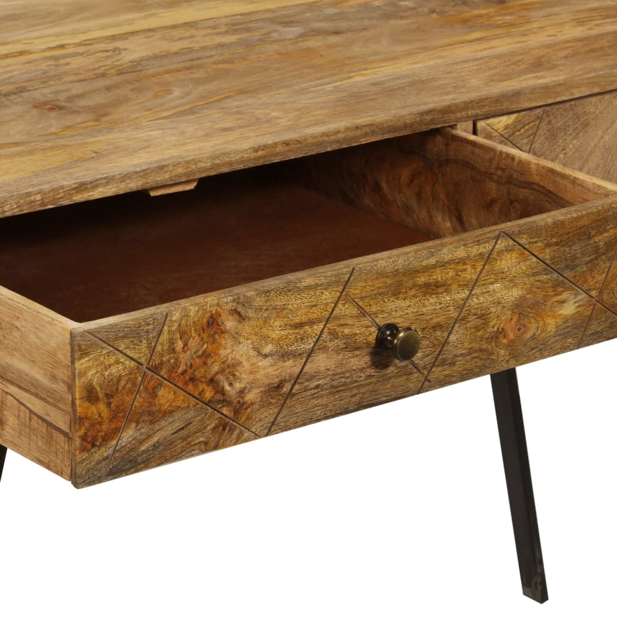 Nahaufnahme eines Holzschreibtisches mit offener Schublade. Die Schublade ist mit geometrischen Mustern und einem Knauf verziert. Der Tisch hat schwarze Beine.