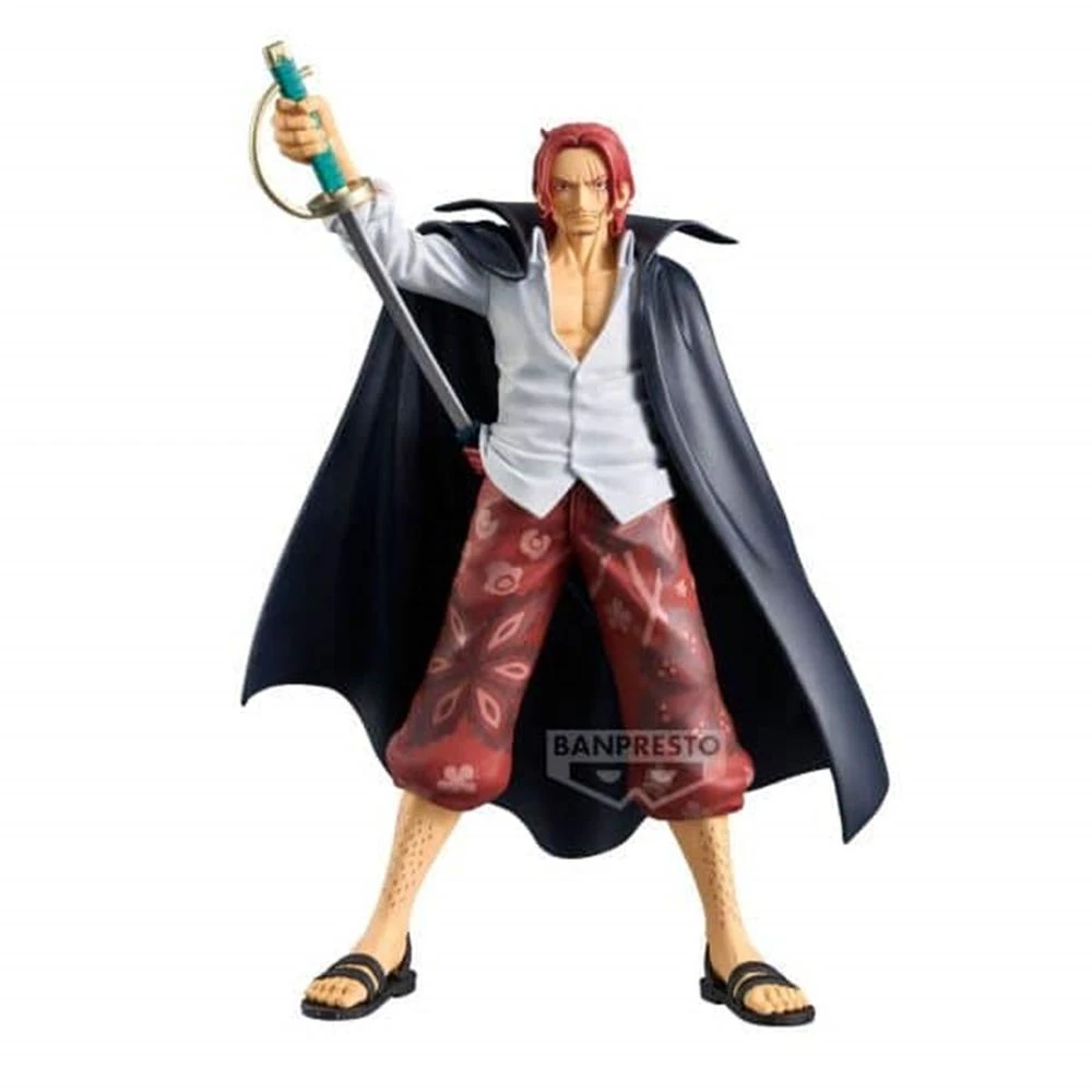 Figura de Shanks. Tiene pelo rojo y una capa negra, sosteniendo una espada. Viste camisa blanca y pantalones rojos estampados.