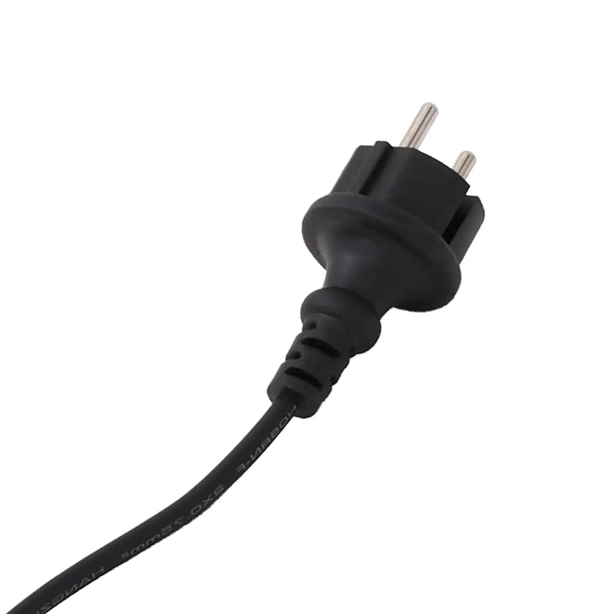 Ein schwarzer Netzstecker mit zwei Metallstiften, verbunden mit einem schwarzen Kabel, vor weißem Hintergrund.
