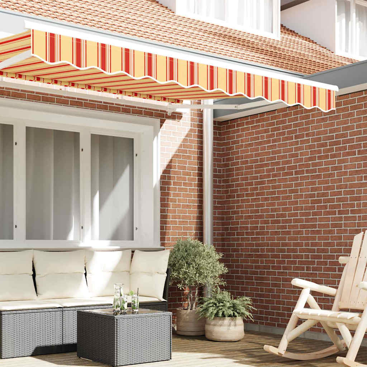 Eine Terrasse mit gestreifter Markise, Sofa, Tisch, Pflanzen und einem Schaukelstuhl. Die Backsteinmauer und das Dach sind im Hintergrund.