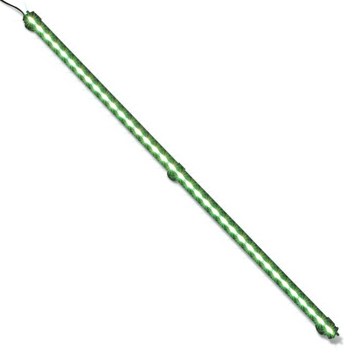 Ein grüner LED-Streifen wird diagonal vor einem weißen Hintergrund gezeigt. Er hat viele kleine Lichter entlang seiner Länge und Drähte oben.