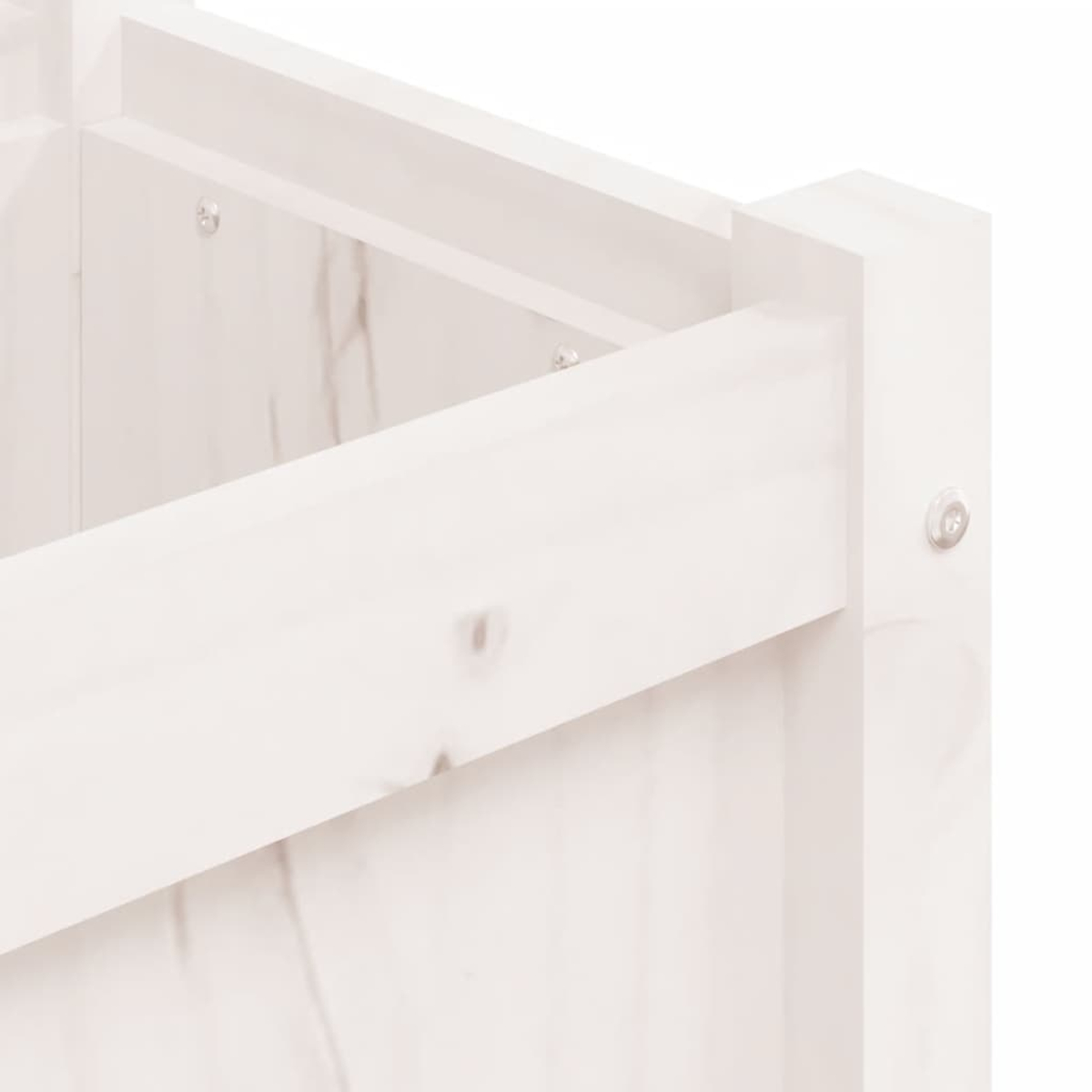 Nahaufnahme eines weißen Holzrahmens. Verschiedene Holzbalken sind verbunden. Metallschauben sind sichtbar. Der Hintergrund ist weiß.