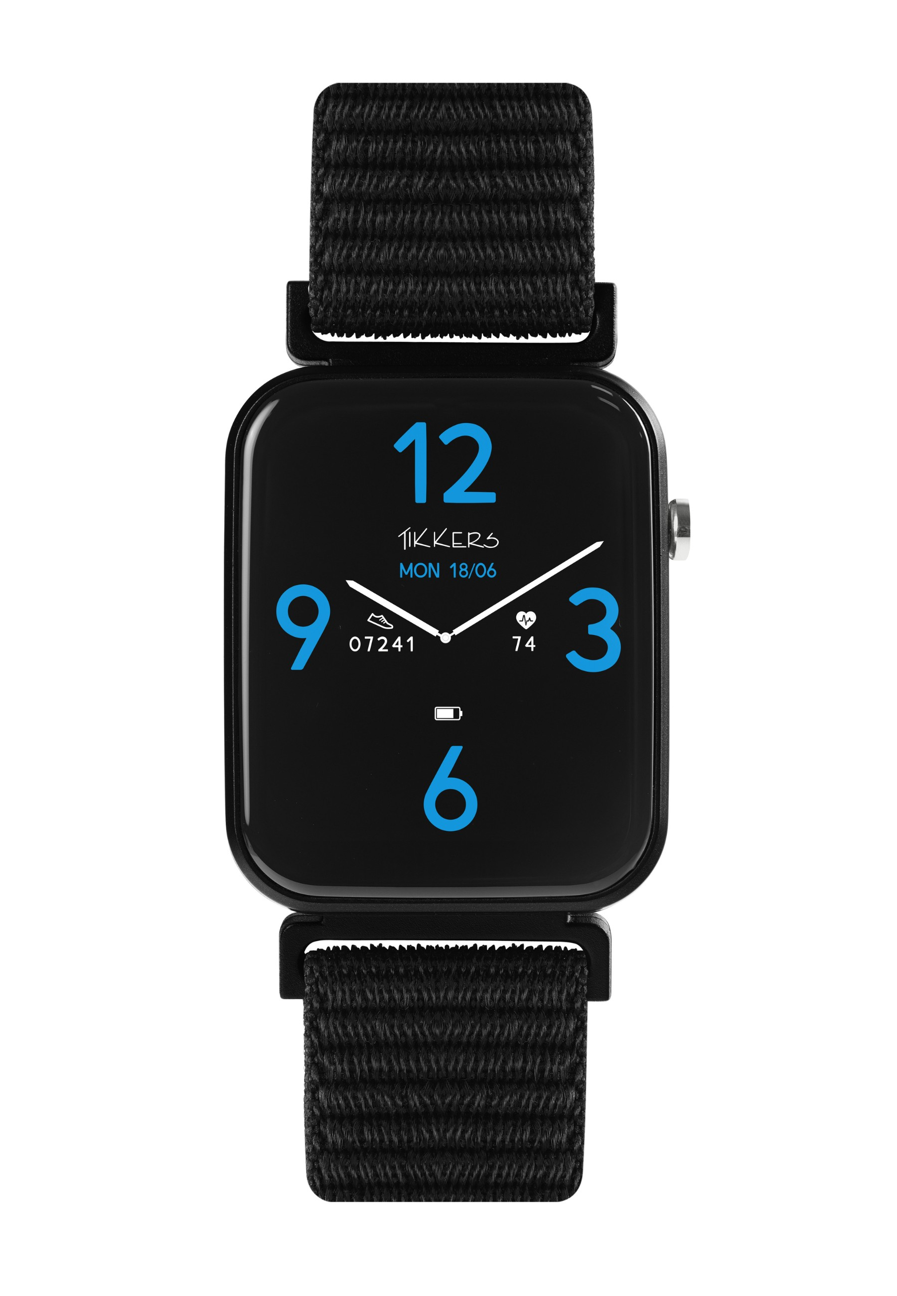 Eine schwarze Smartwatch mit schwarzem Armband. Das Zifferblatt zeigt Zeit, Datum und Aktivitätsmetriken in Blau.