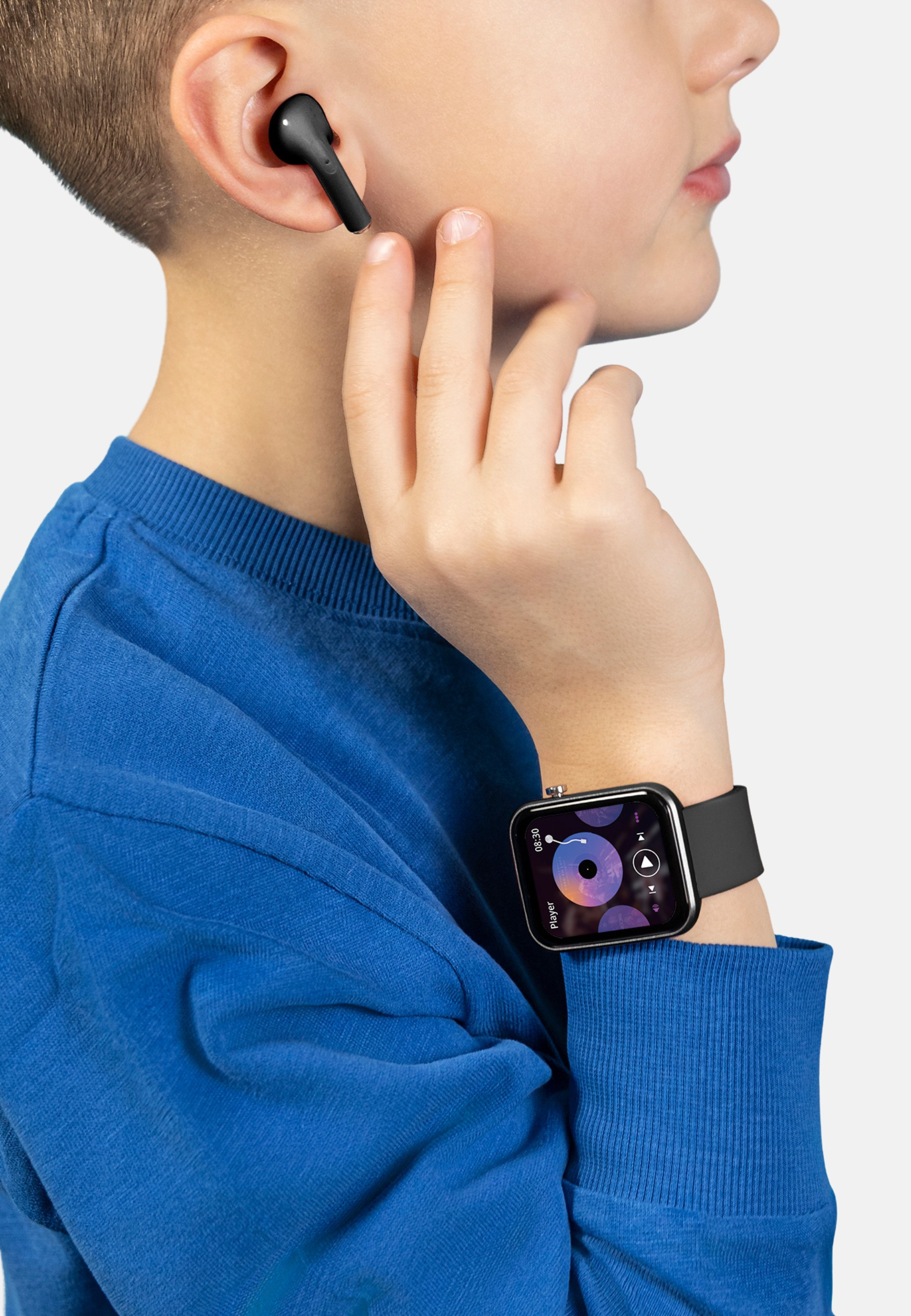 Eine Person mit blauem Pullover benutzt schwarze Ohrhörer. Sie trägt eine Smartwatch. Die Uhr zeigt Musiksteuerungen an.