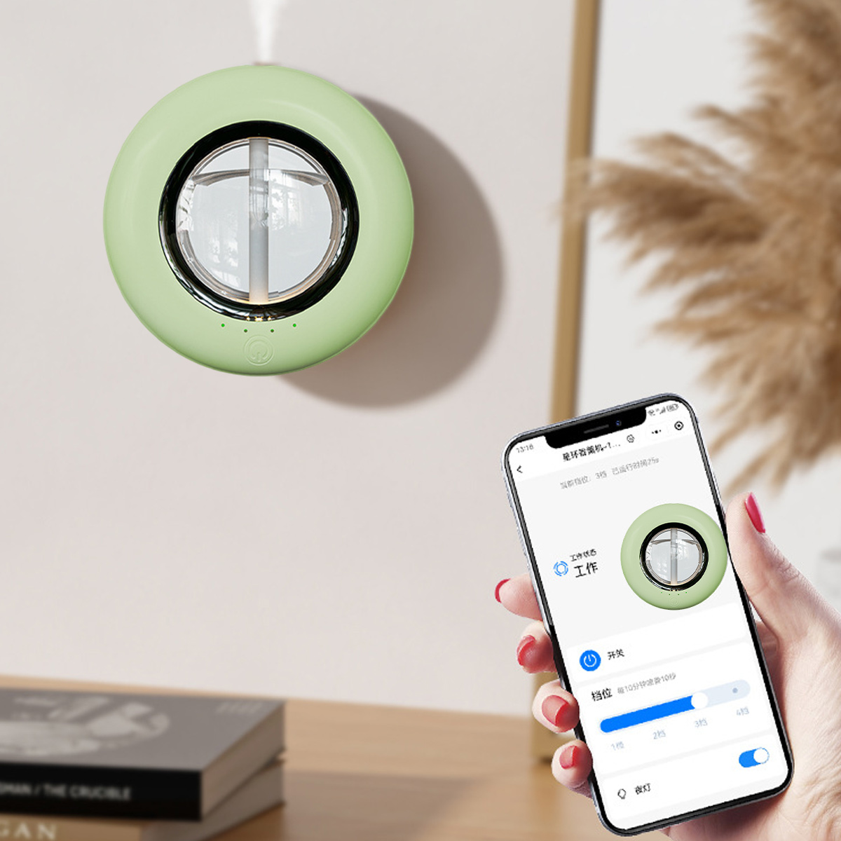 Ein grüner Luftreiniger an der Wand, eine Person hält ein Telefon, um ihn zu steuern. Der Bildschirm zeigt Einstellungen.