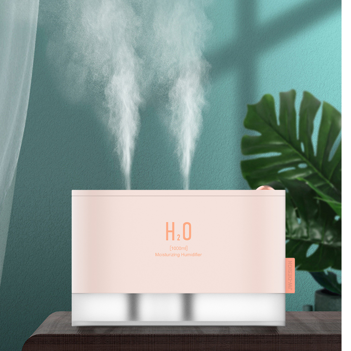 Ein rosa Luftbefeuchter mit H2O-Text, weißem Dampf und einem grünen Blatt im Hintergrund. Er steht auf einer Holzoberfläche.