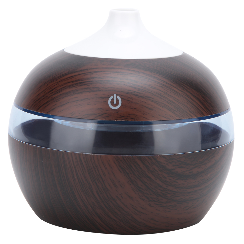 Ein brauner und weißer Aromatherapie-Diffusor mit Holzmaserung. Er hat einen Power-Knopf und ein transparentes Band.