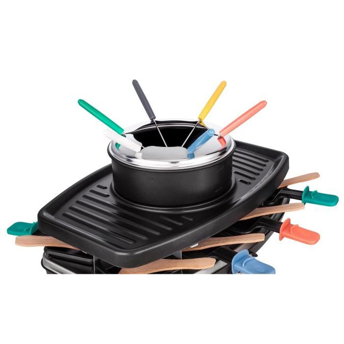 Ein Fondue-Set mit einem schwarzen Topf, bunten Gabeln und einer Heizbasis. Holzspatel mit farbigen Griffen umgeben die Basis.
